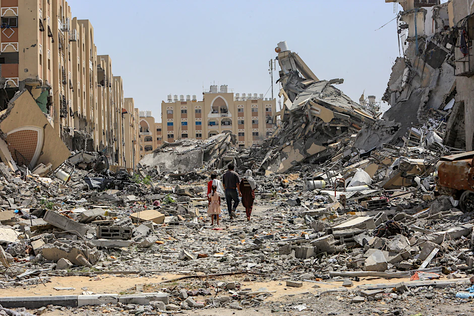 Palästinenser inspizieren ihre zerstörten Häuser in Hamad Town, nachdem sie nach dem Rückzug der israelischen Armee zurückgekehrt sind. Die Stadt ist, wie fast der gesamte Gazastreifen, massiv zerstört. 