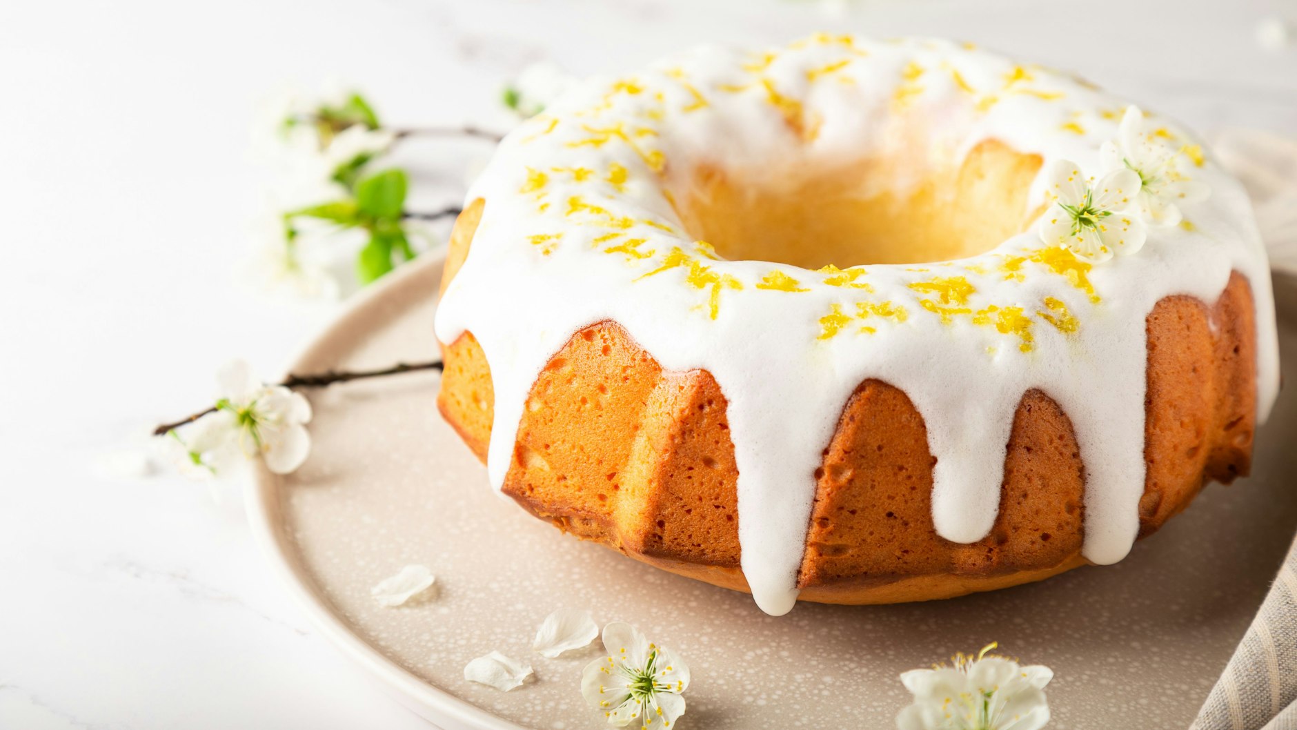 Sie können den Zitronenkuchen auch in einer Gugelhupfform backen. Das macht sich auf der Kaffeetafel noch hübscher, erst recht wenn der Kuchen so schön dekoriert wird.