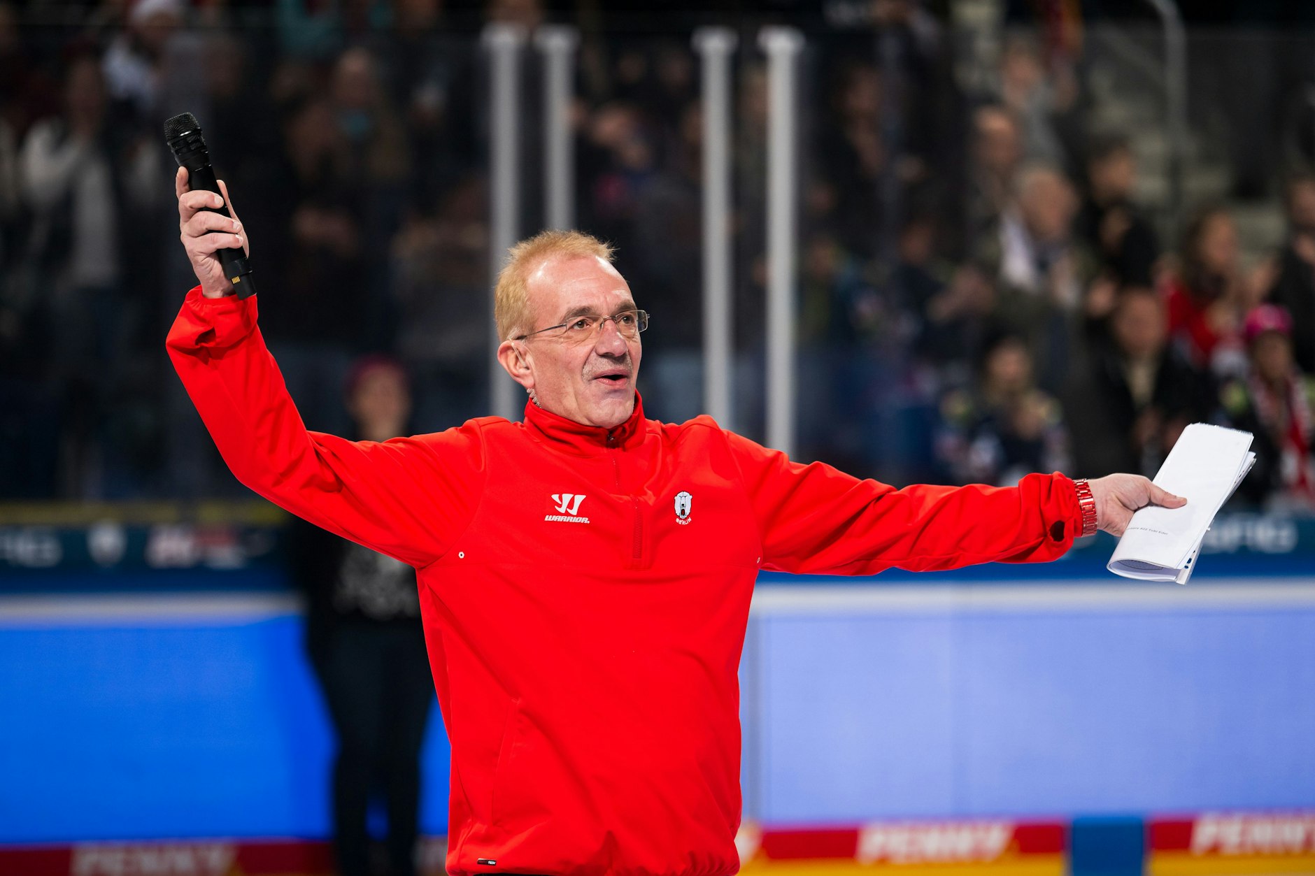 Uwe Schumann ist seit 34 Jahren Hallensprecher der Eisbären, gegen Bremerhaven ist er offiziell zum 1000. Mal bei einem Spiel am Mikrofon.