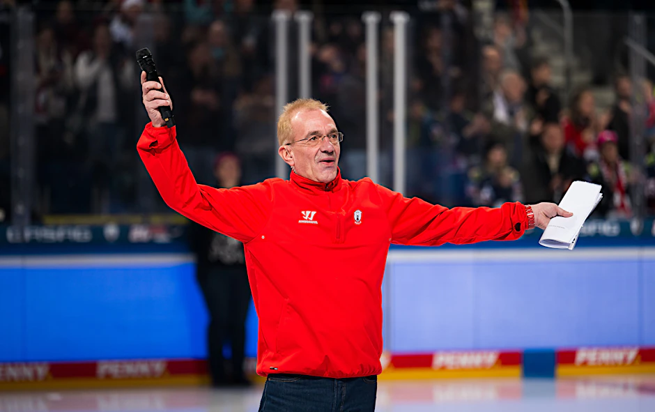 Uwe Schumann ist seit 34 Jahren Hallensprecher der Eisbären, gegen Bremerhaven ist er offiziell zum 1000. Mal bei einem Spiel am Mikrofon.