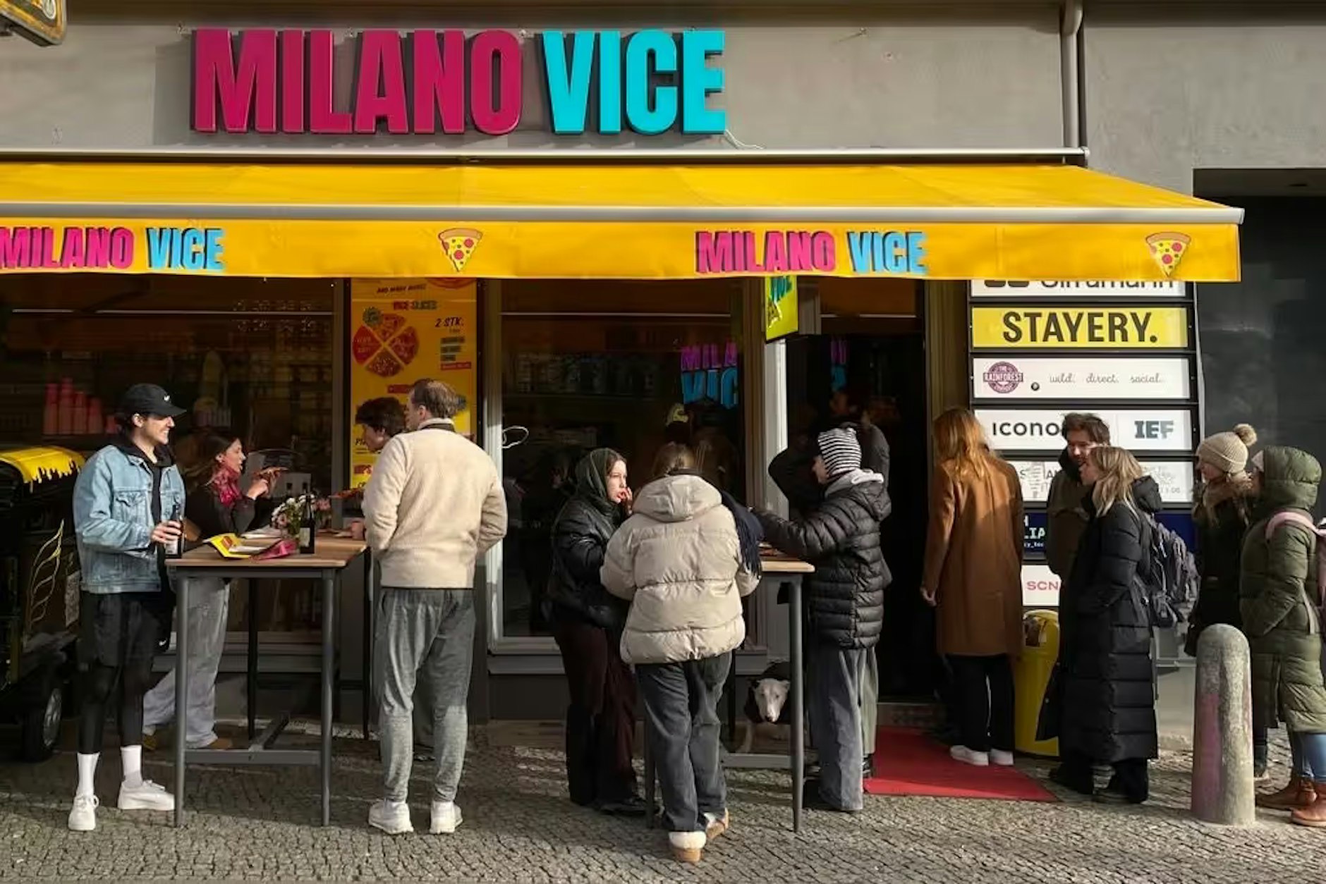 Für Schnäppchen Schlange stehen: Wer am Samstag Pizza essen wollte, musste Zeit mitbringen.