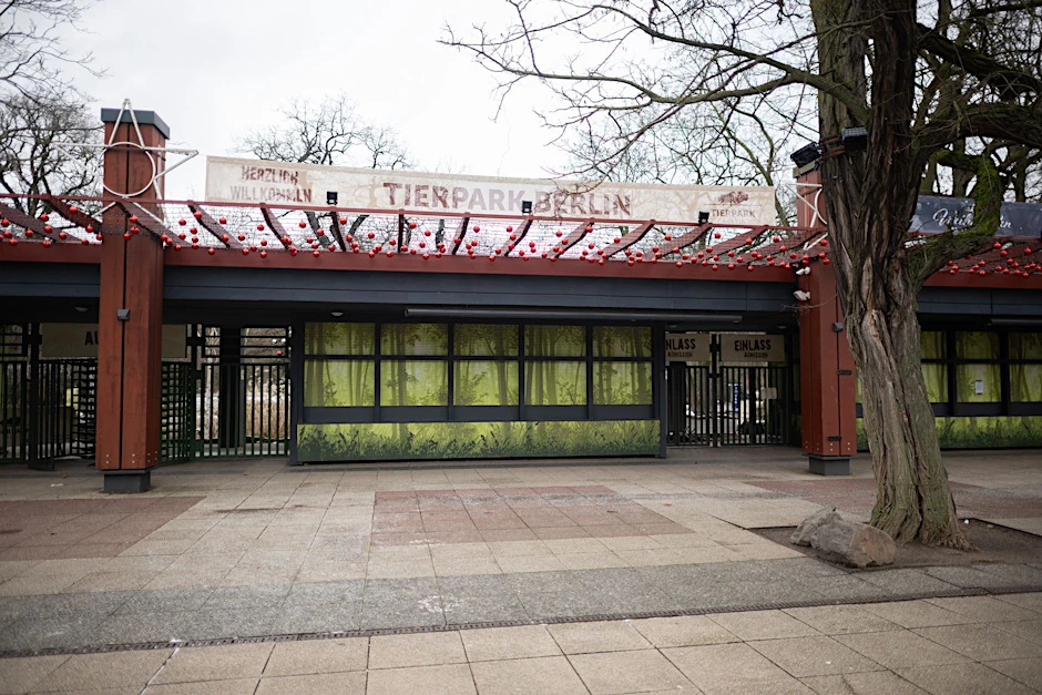 Der geschlossene Eingang des Tierparks Berlin: Das Tierparadies bleibt trotz guter Testergebnisse wegen der Maul- und Klauenseuche am Stadtrand zu.