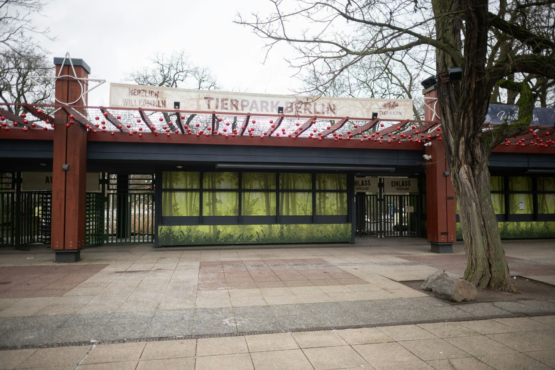 Der geschlossene Eingang des Tierparks Berlin: Das Tierparadies bleibt trotz guter Testergebnisse wegen der Maul- und Klauenseuche am Stadtrand zu.