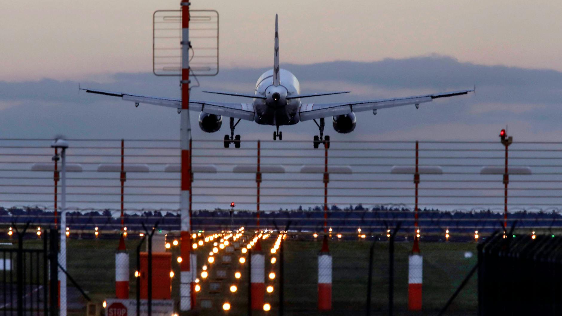 Mit diesen Leuchtfeuersystemen (bodengestützte Navigation) werden bisher die Flieger bei der Landung am BER eingewiesen. Danach sind auch die bestehenden Flugrouten ausgelegt. Ein neues System würde diese ändern.