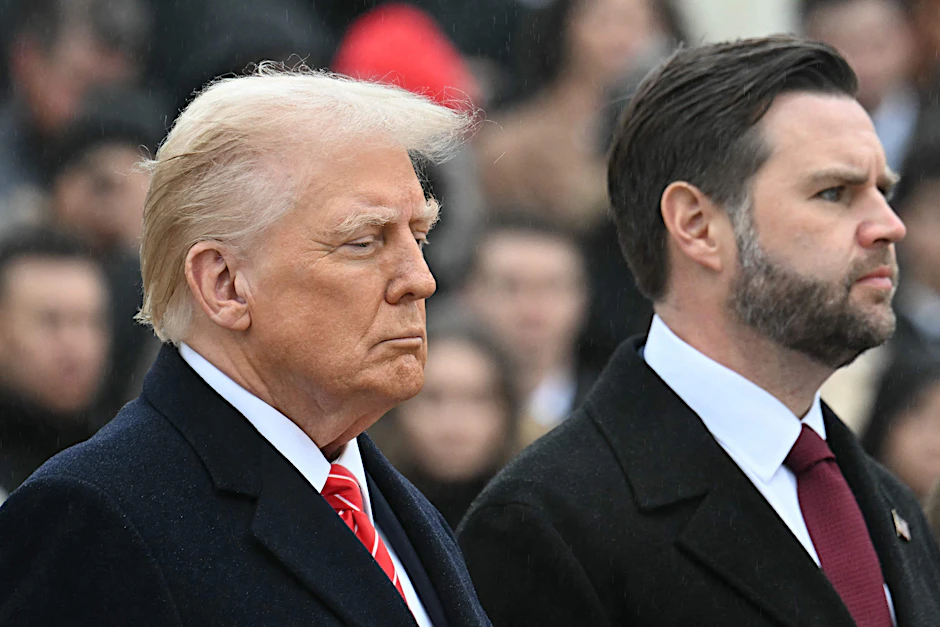 Der designierte US-Präsident Donald Trump und der designierte Vizepräsident J.D. Vance kommen am 19. Januar 2025 zur Kranzniederlegung am Grab des Unbekannten Soldaten auf dem Arlington National Cemetery in Arlington, Virginia.