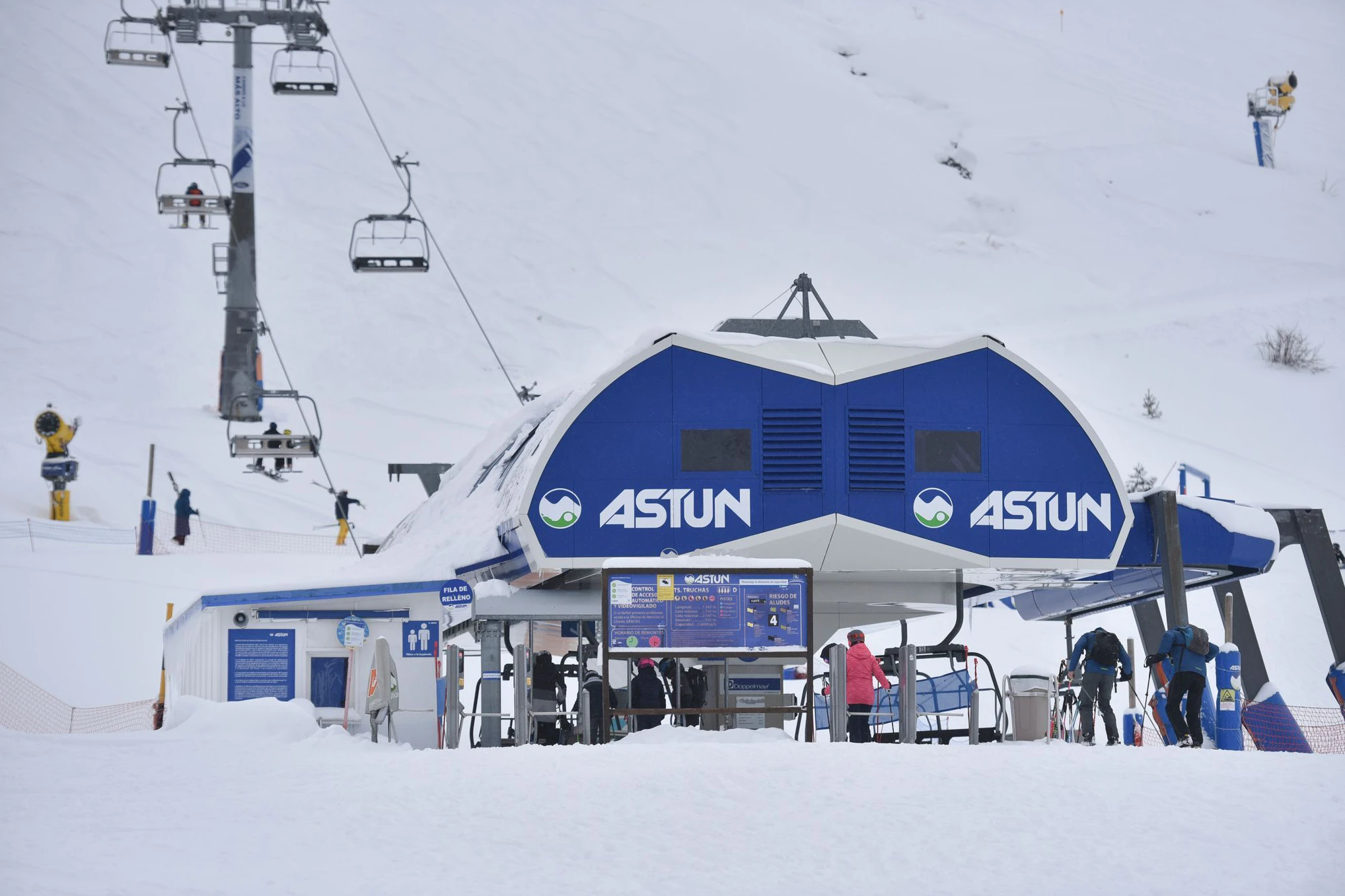 Skifahrer vor dem betroffenen Sessellift im Skigebiet Astun. 