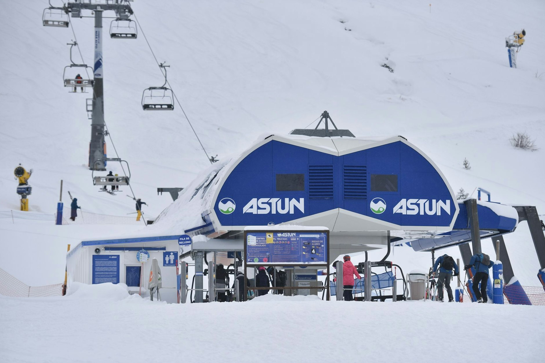 Skifahrer vor dem betroffenen Sessellift im Skigebiet Astun. 