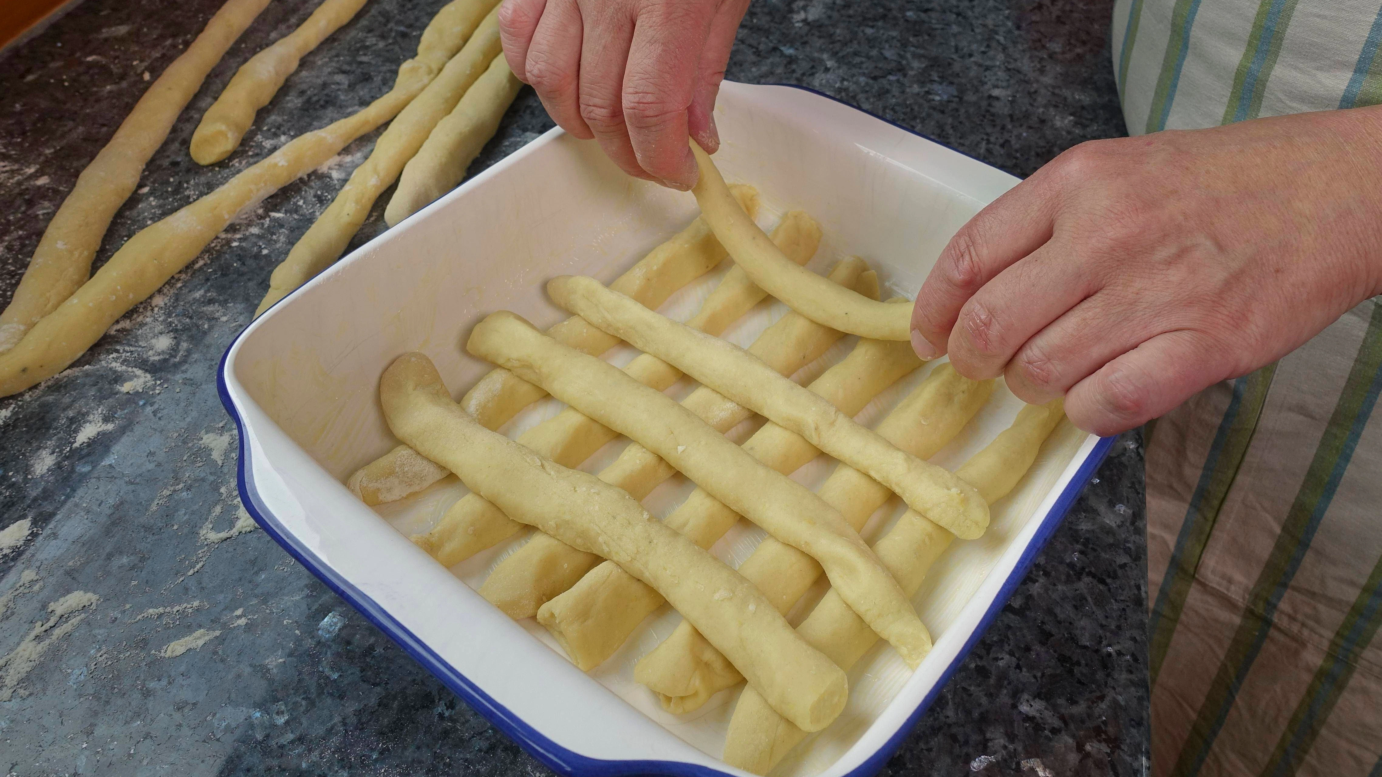 Die Kartoffelrollen für das Sperrknechte-Gericht werden quer zueinander gelegt.