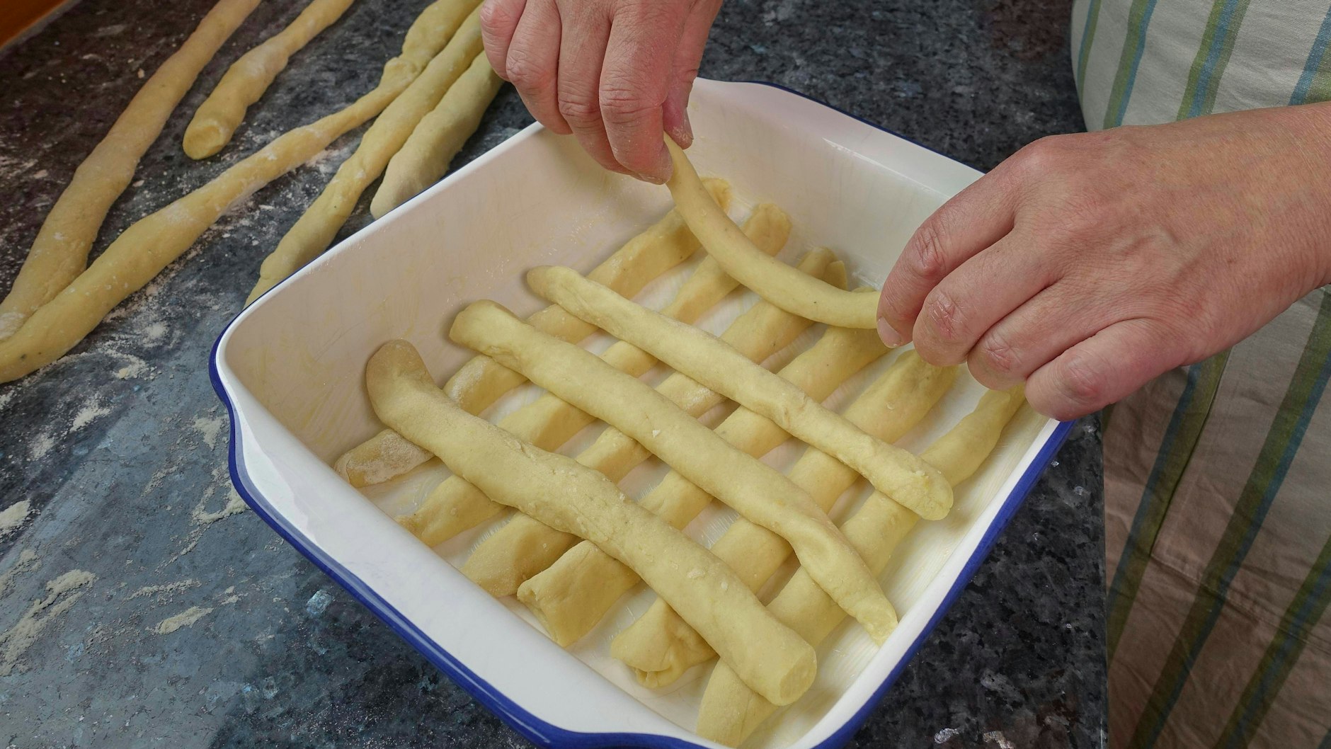 Die Kartoffelrollen für das Sperrknechte-Gericht werden quer zueinander gelegt.