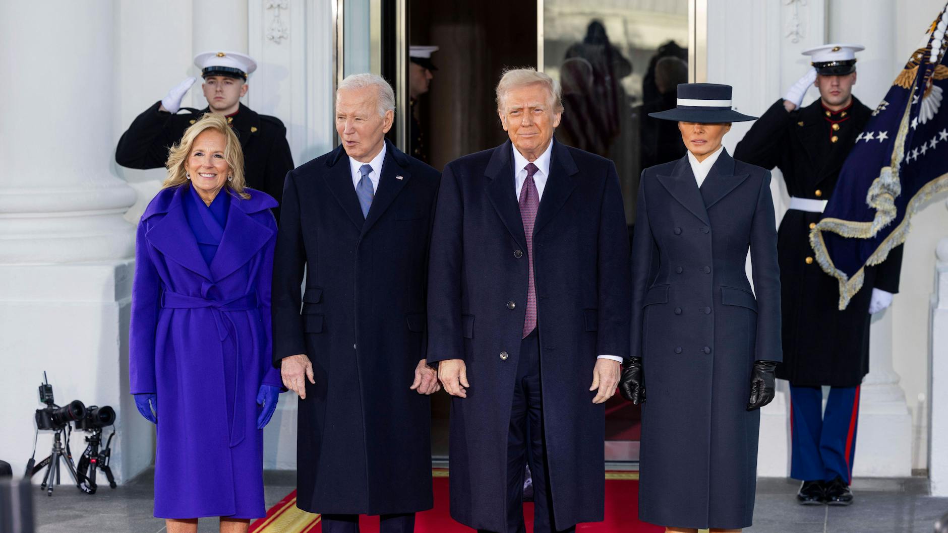 Das Lächeln fällt schwer: Joe Biden und seine Frau Jill mit Donald Trump und seiner Frau Melania.