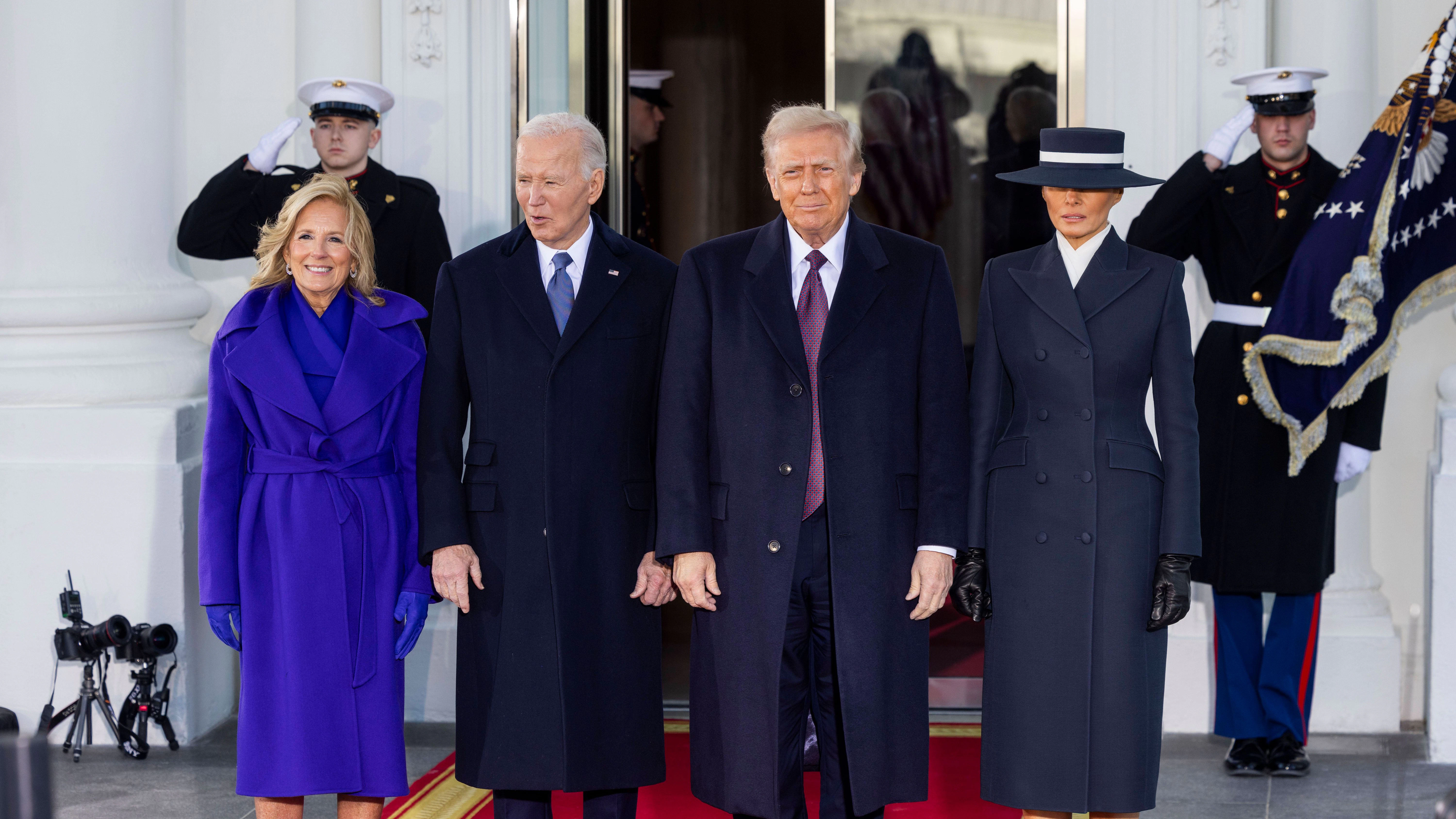 Das Lächeln fällt schwer: Joe Biden und seine Frau Jill mit Donald Trump und seiner Frau Melania. 