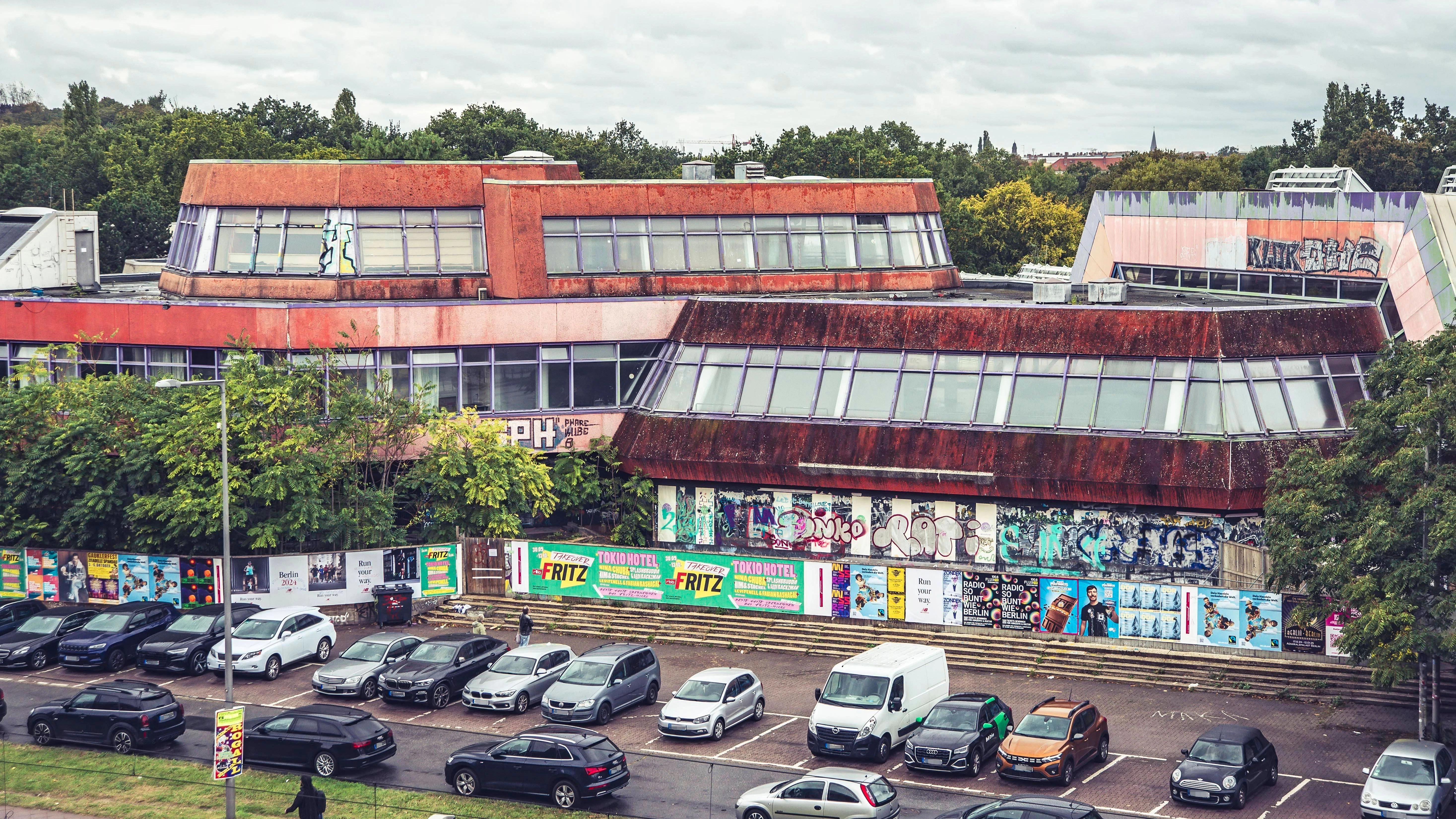 Das Sport- und Erholungszentrum: Dem DDR-Bau droht der Abriss. Das Landesdenkmalamt wollte das einstige Spaßbad nicht in die Denkmalliste aufnehmen.