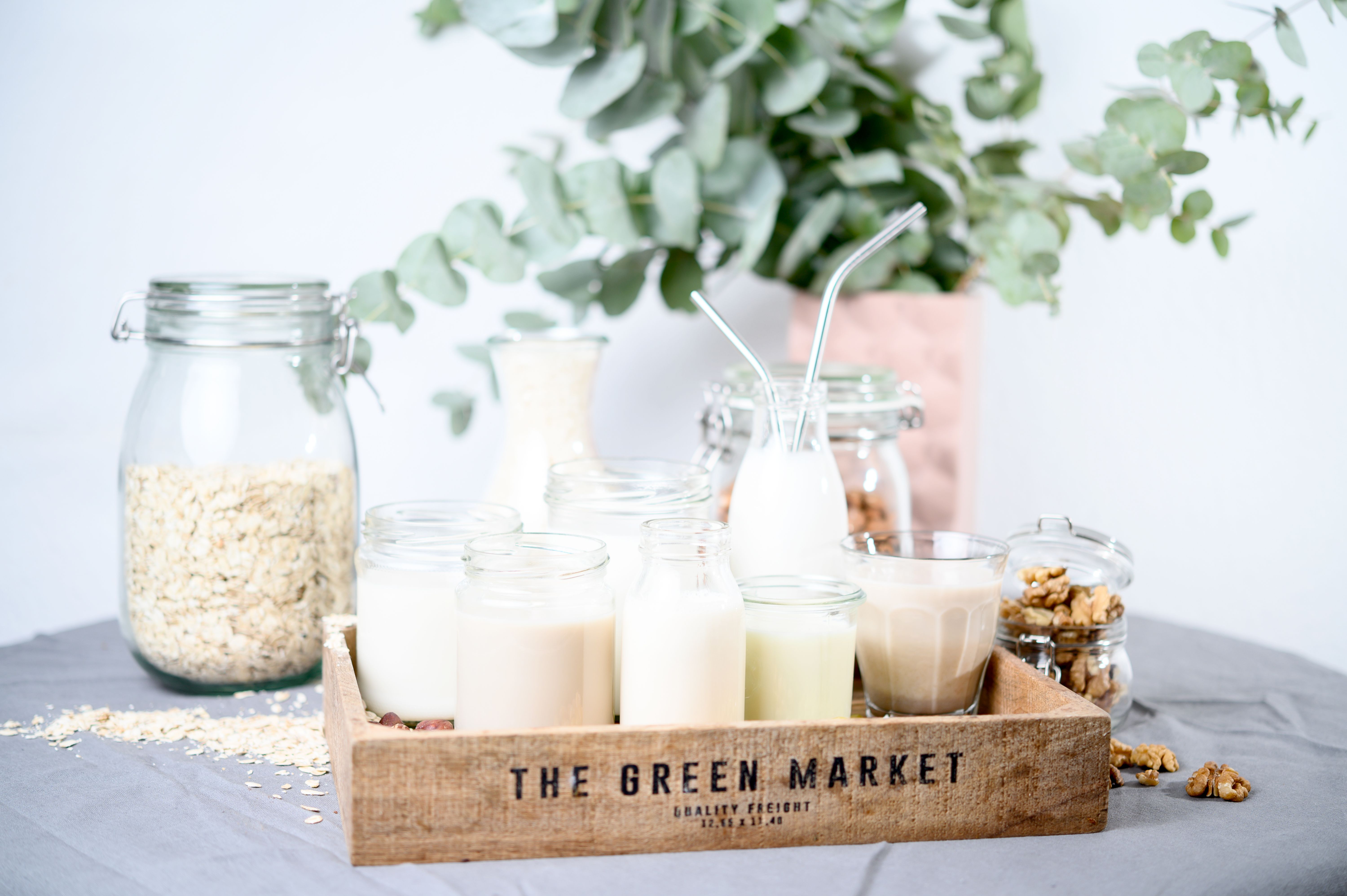 Mandelmilch, Hafermilch und Co.: Wie (un-)gesund sind Milch-Alternativen?