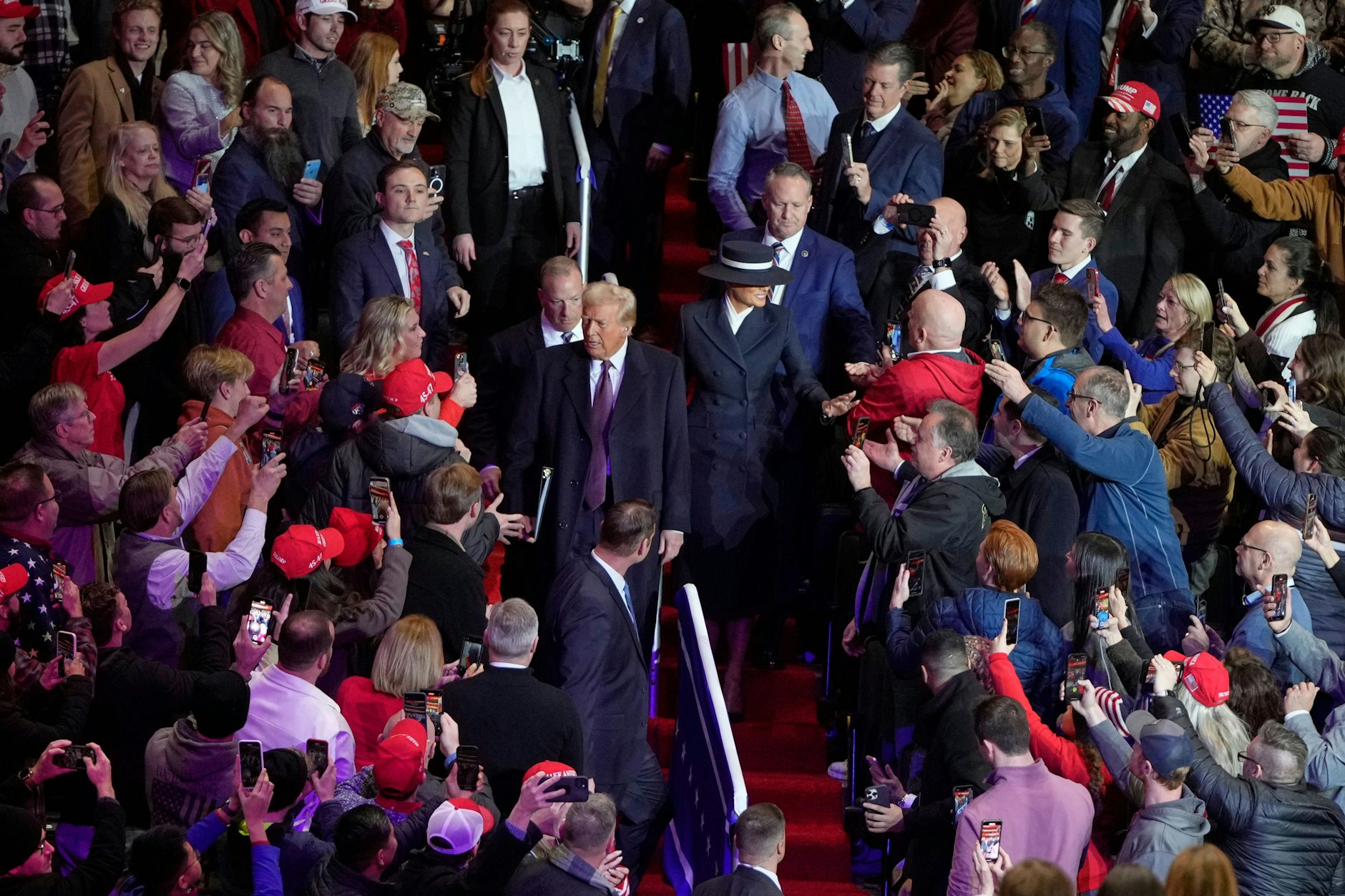 Präsident Donald Trump und First Lady Melania Trump treffen bei der Parade ein.