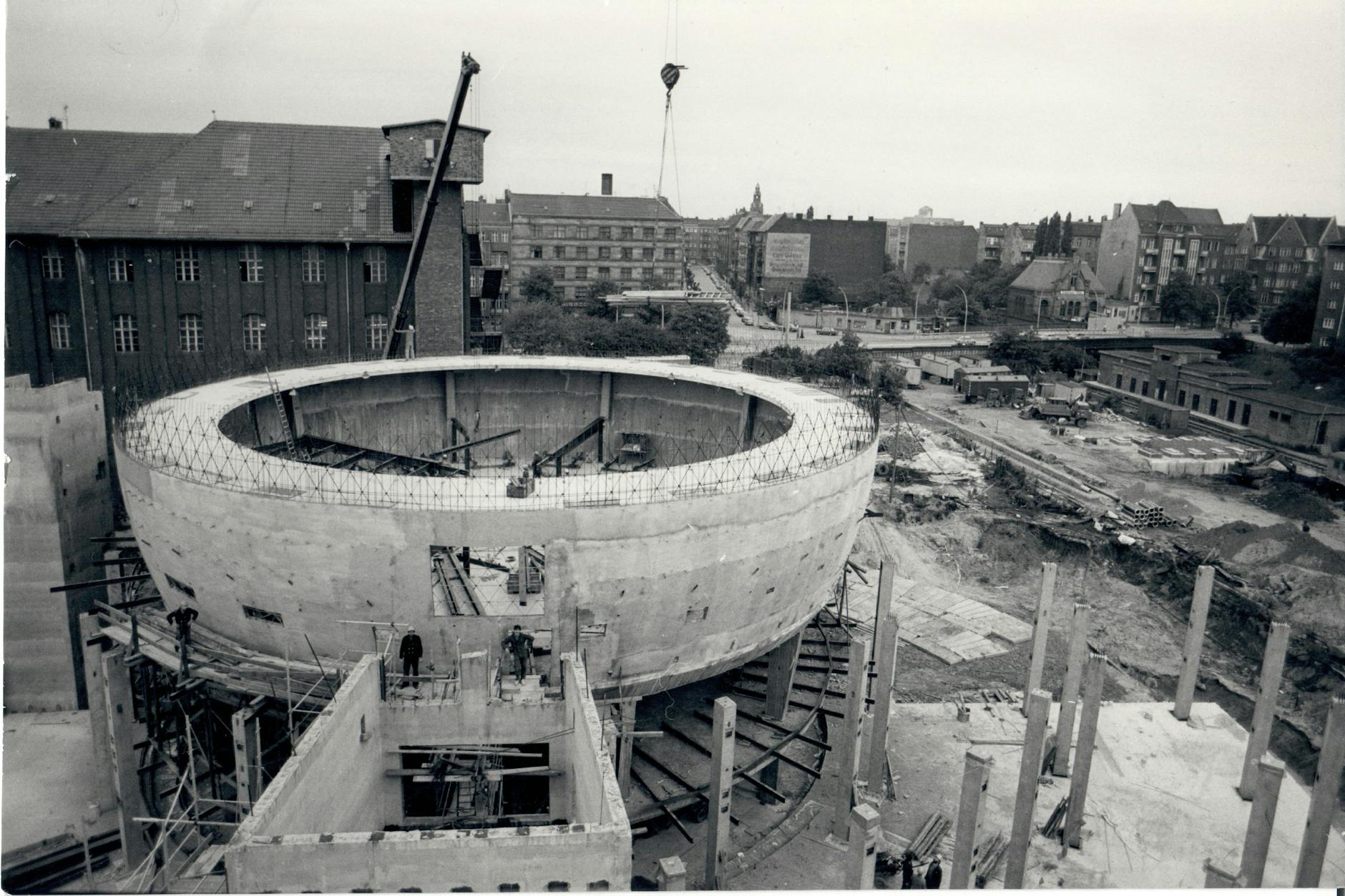 Das Zeiss-Großplanetarium während seines Baus in Pankow im Jahr 1985