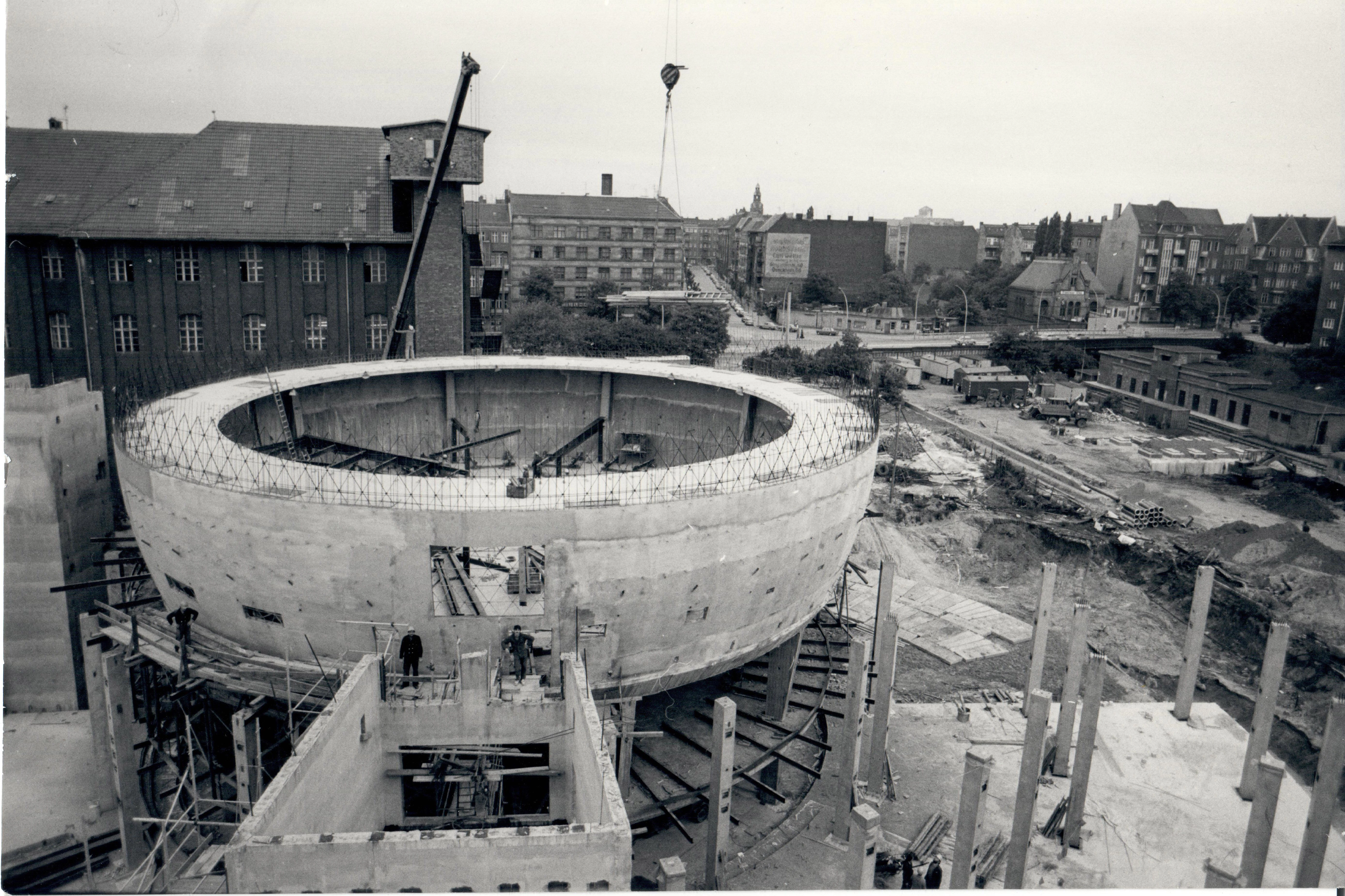 Das Zeiss-Großplanetarium während seines Baus in Pankow im Jahr 1985