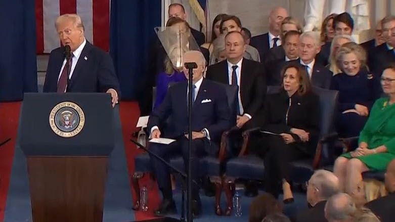 Trump redet, Hillary Clinton (rechts) kichert.