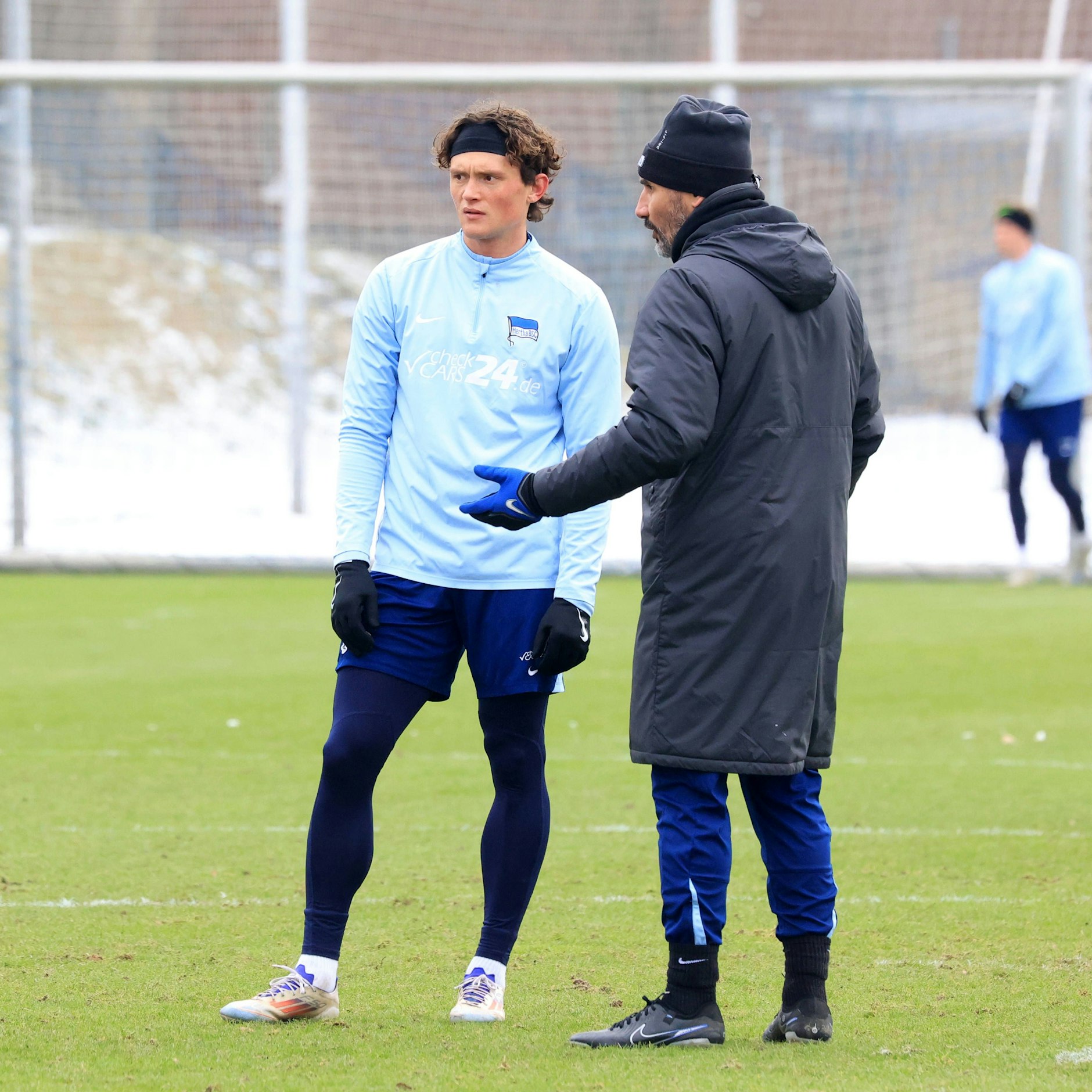 Fabian Reese diskutiert mit Trainer Cristian Fiel. Der Fanliebling brennt auf sein Comeback.