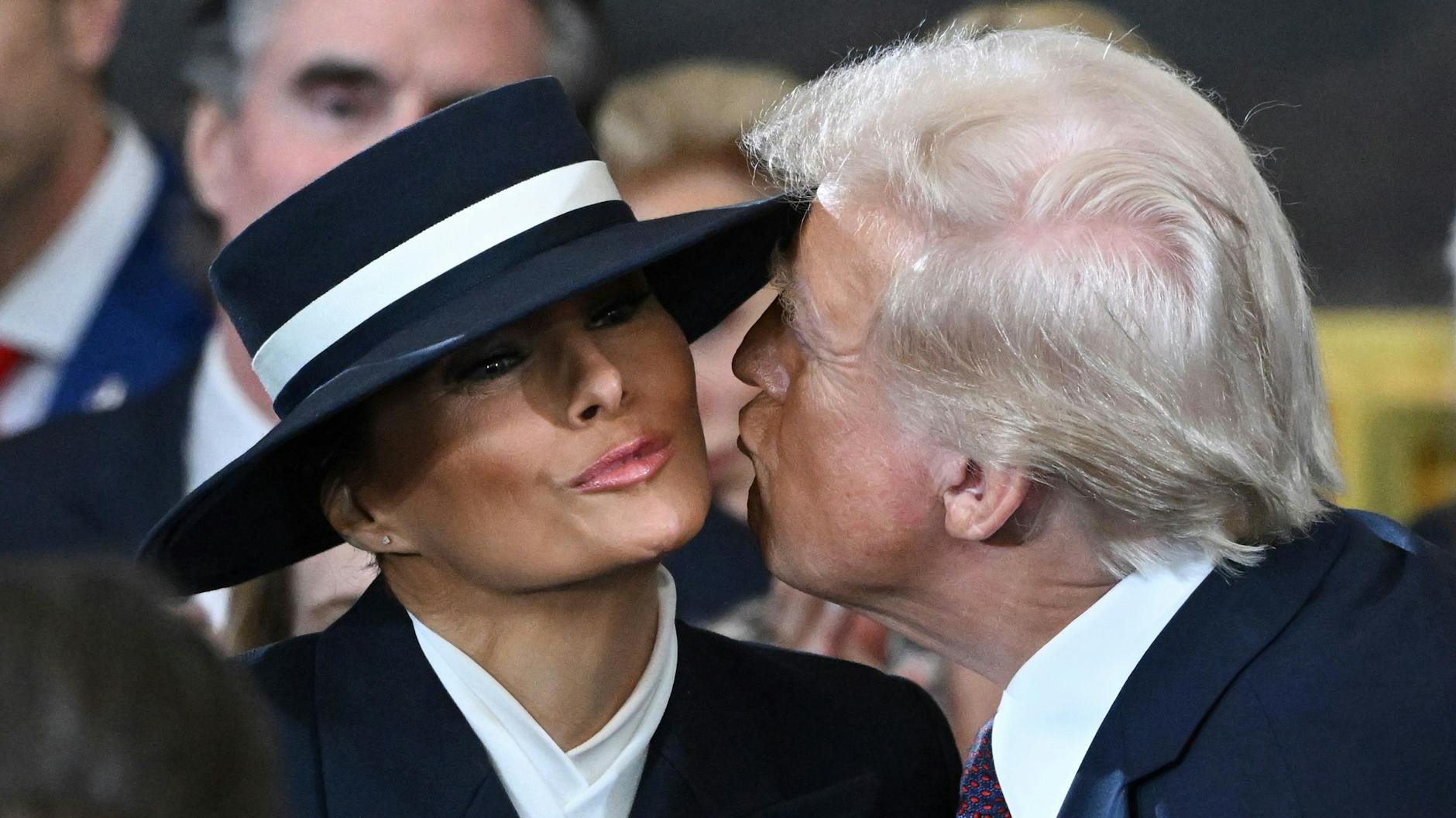 Der Kuss klappte nicht: Donald Trump und seine Frau Melania.
