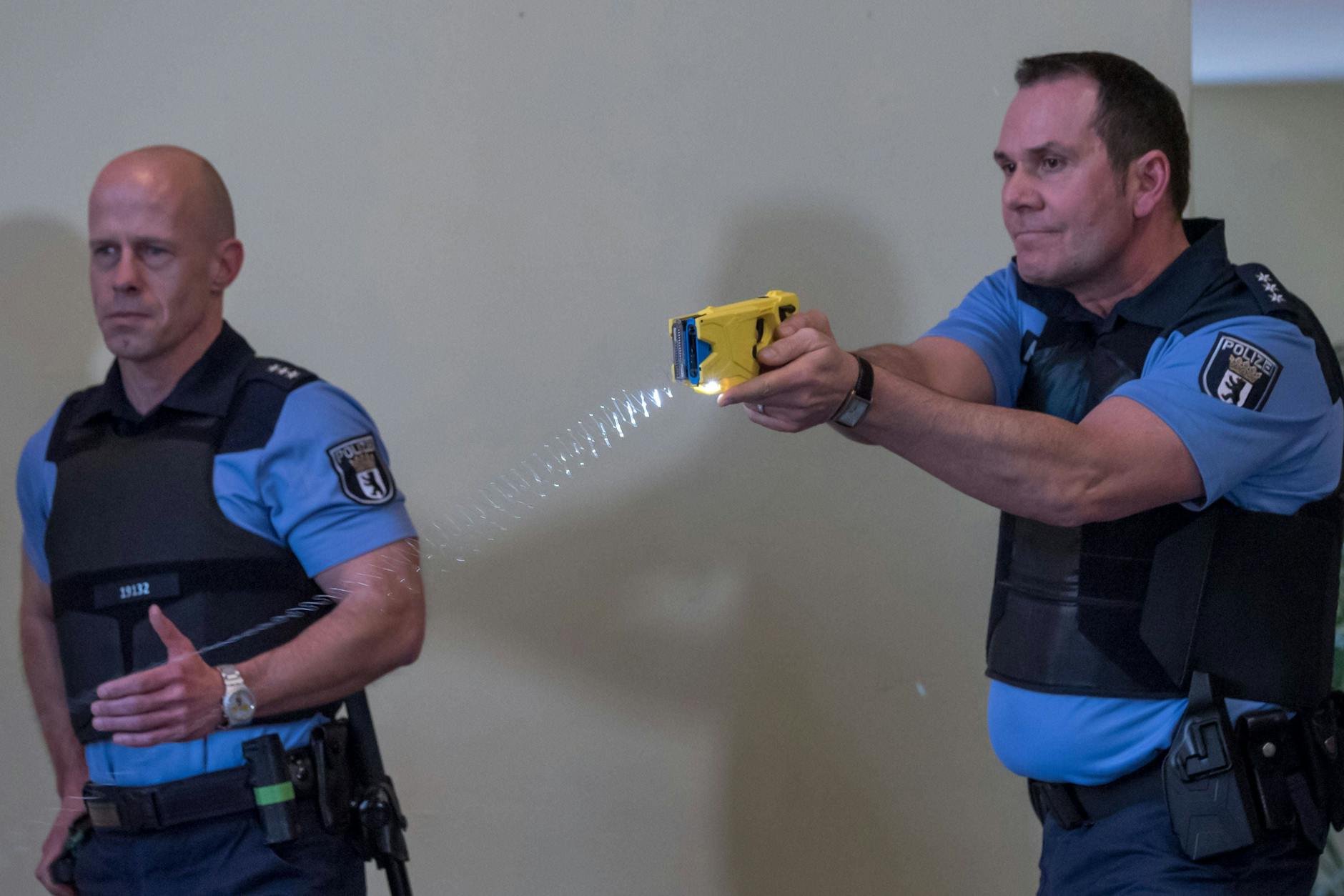 Mit so einem Taser wurde der Tobende in der Klinik außer Gefecht gesetzt.