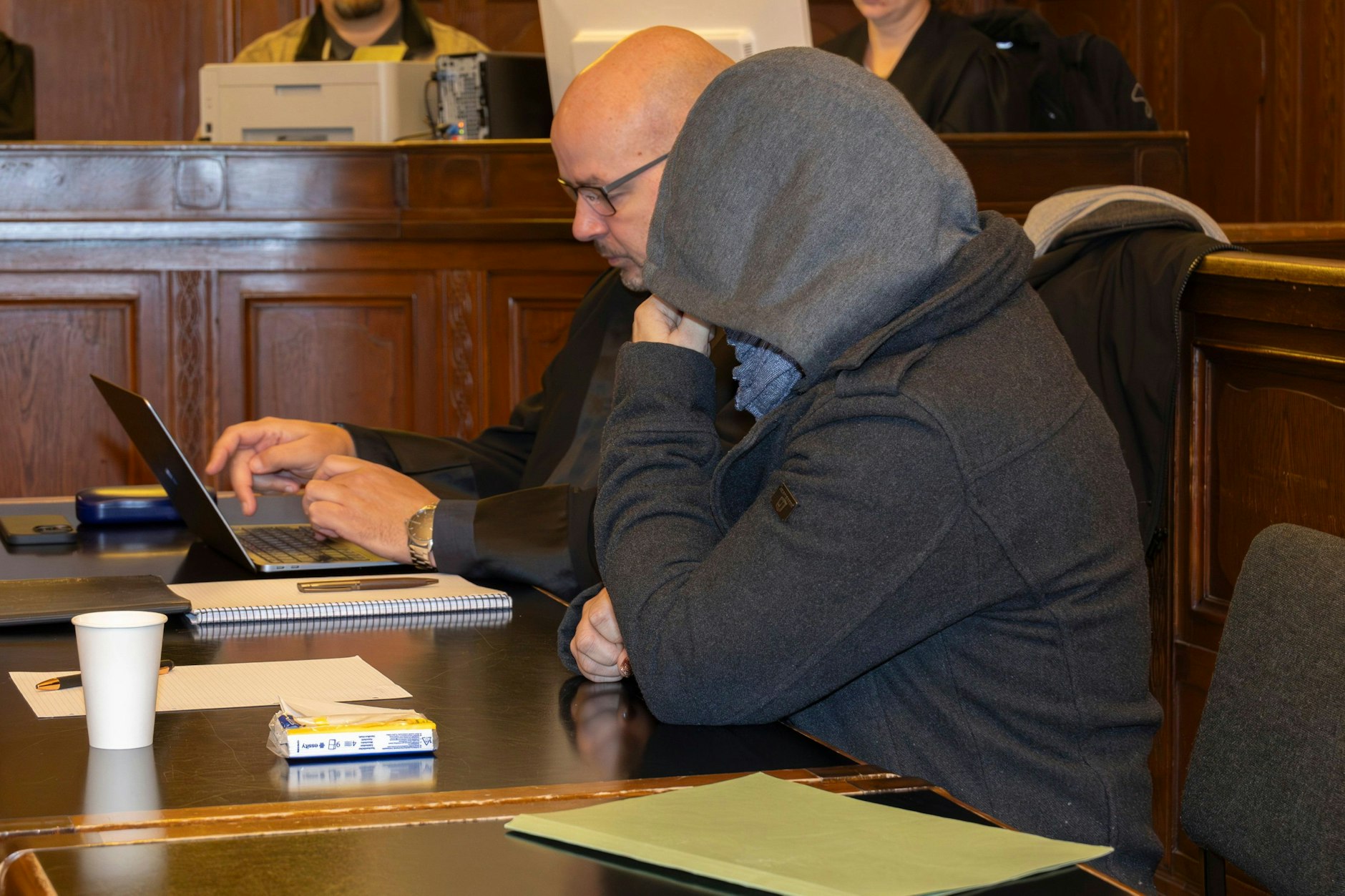 Vor Gericht: Die Angeklagte Heike W. (49) mit ihrem Verteidiger (links).