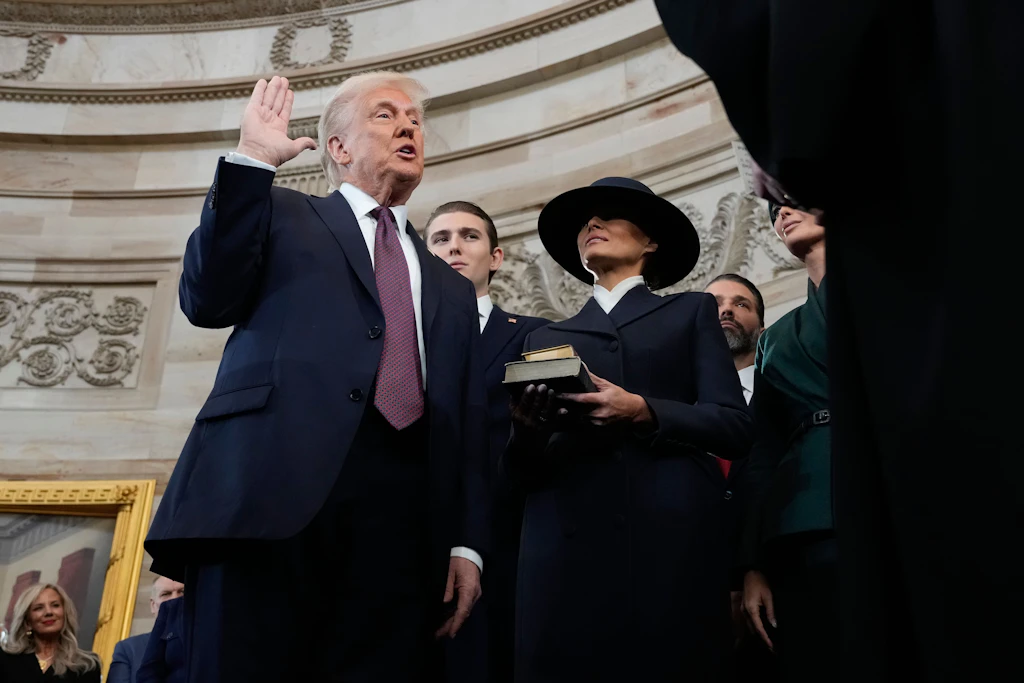 Donald Trump elini İncil'e sürmüyor