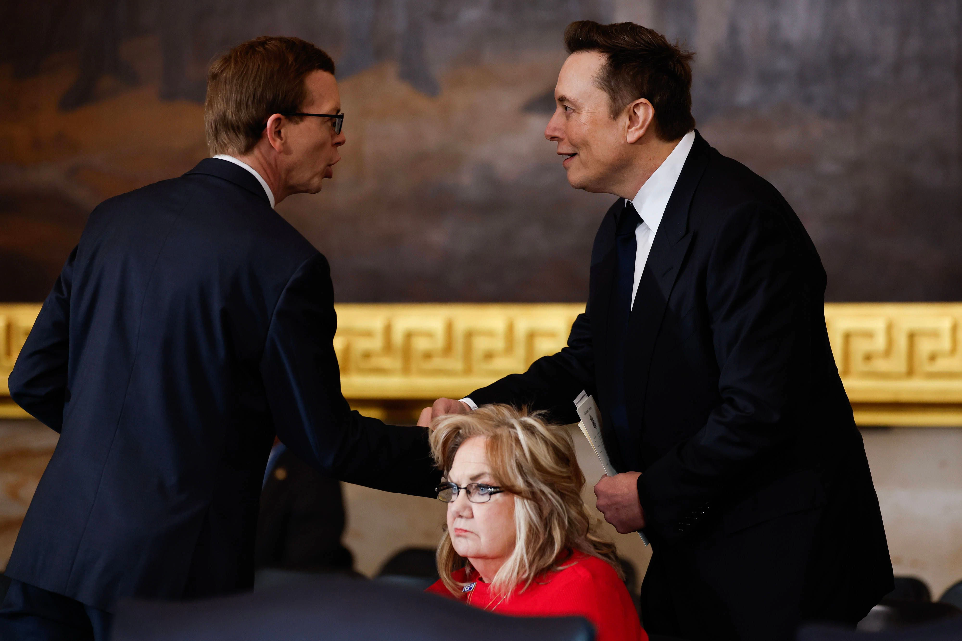 Auch Milliardär Elon Musk ist da. 