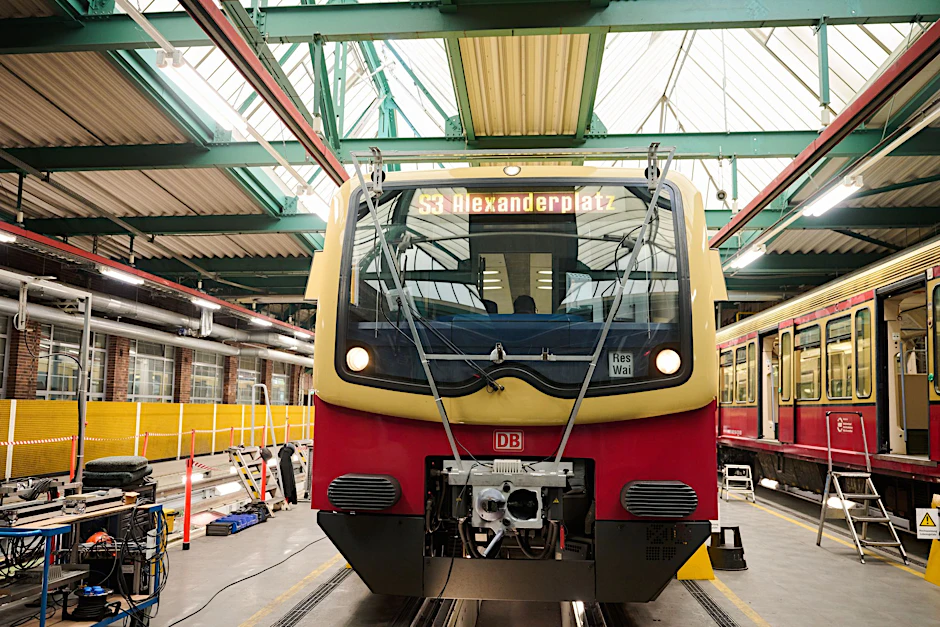 Ein S-Bahn-Zug der Baureihe 481/482 steht in der Werkstatt. Inzwischen wurden diese Fahrzeuge erneuert, bis 2036 können sie noch eingesetzt werden. Trotzdem braucht die S-Bahn neue Züge.
