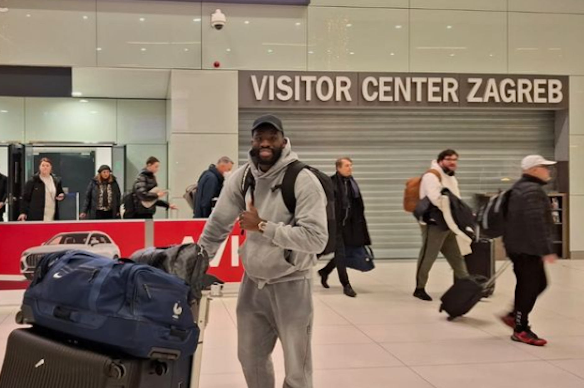 Das Beweisfoto: Herthas Leihstürmer Wilfried Kanga ist in der Nacht zu Montag in Zagreb gelandet., unterschreibt einen Drei-Jahres-Vertrag bei Rekordmeister Dinamo.