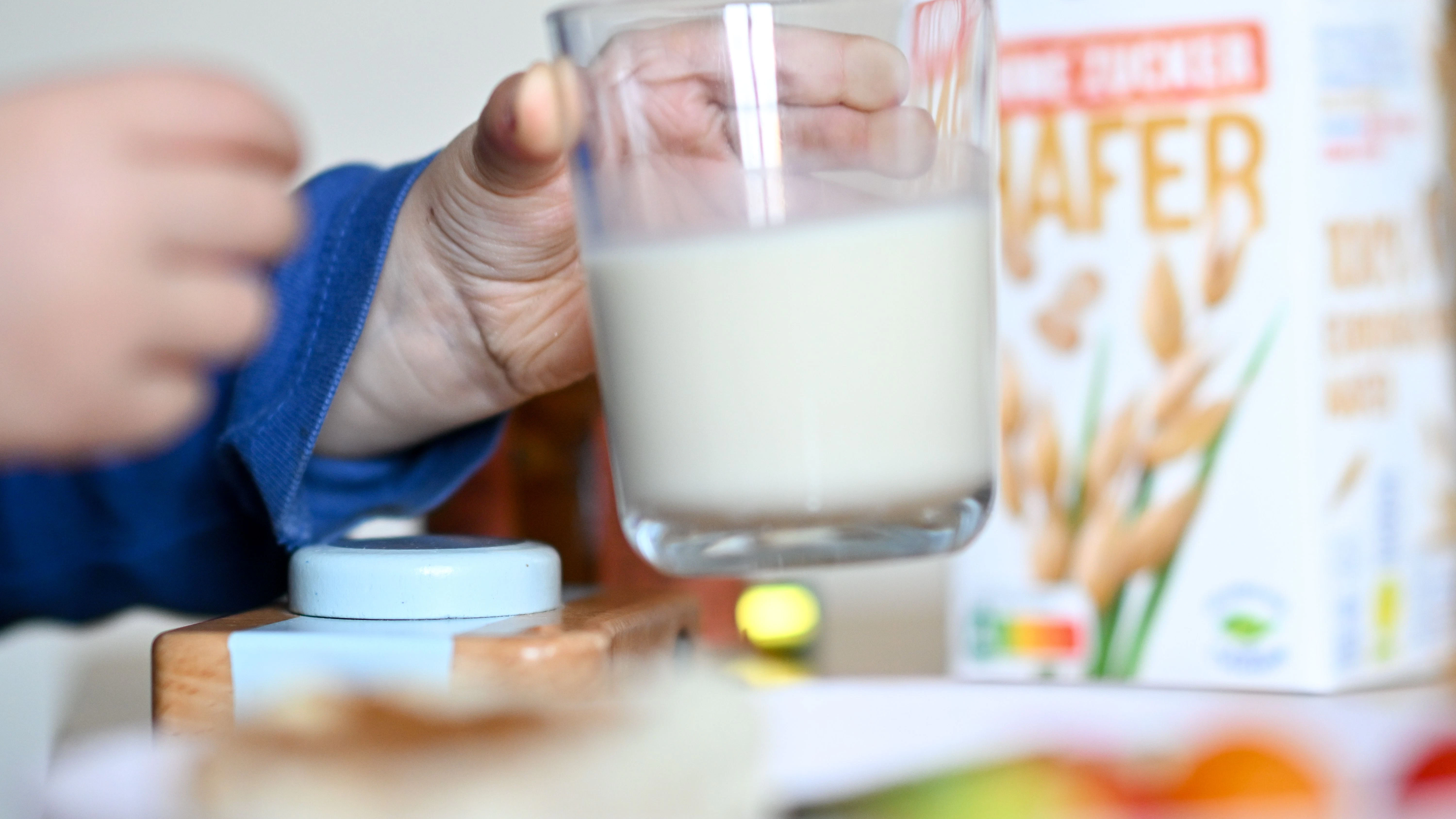 Wer auf Pflanzendrinks als Milch-Alternative zurückgreift, sollte checken, ob sein Nährstoffbedarf gedeckt ist.