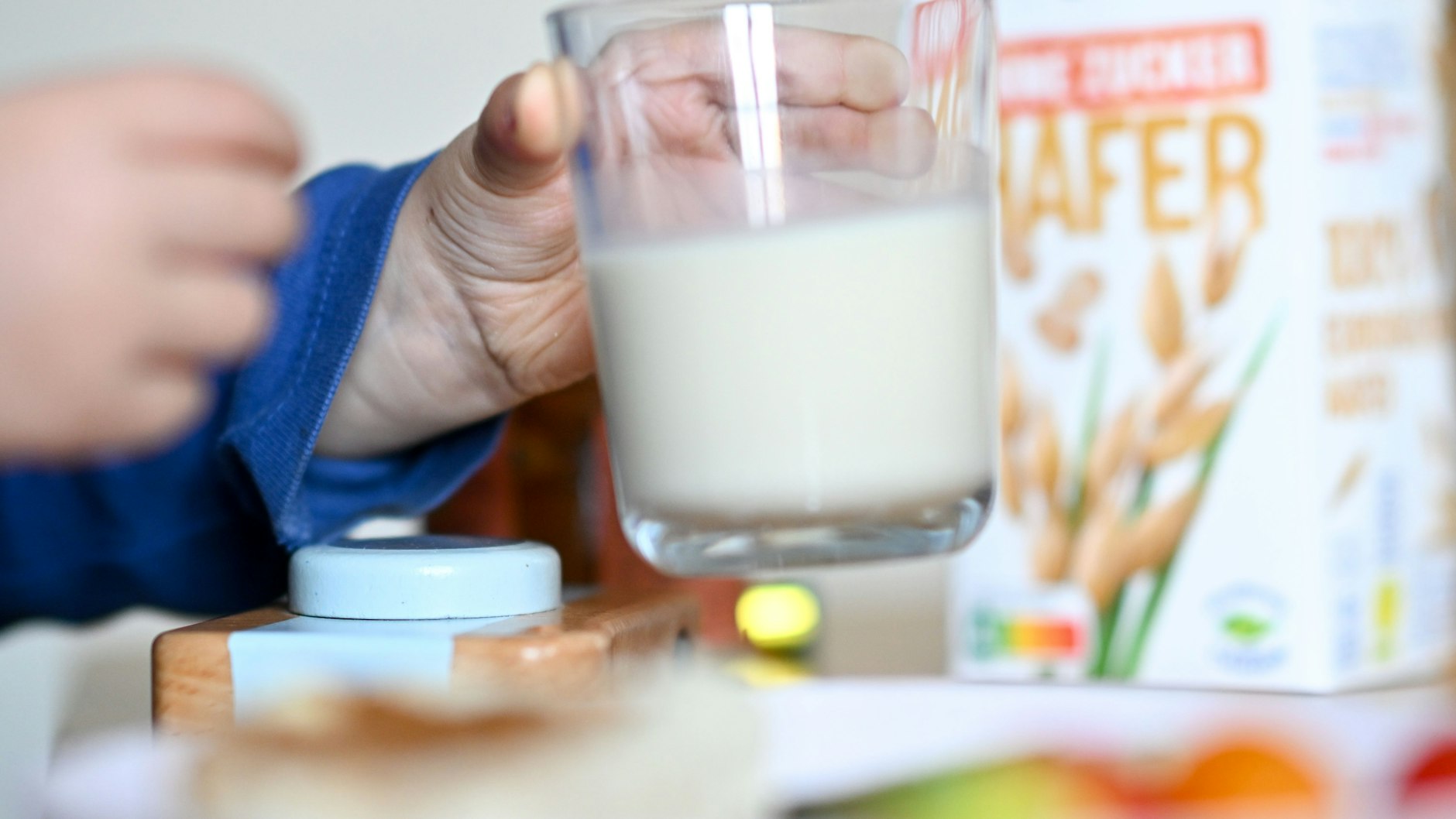 Wer auf Pflanzendrinks als Milch-Alternative zurückgreift, sollte checken, ob sein Nährstoffbedarf gedeckt ist.