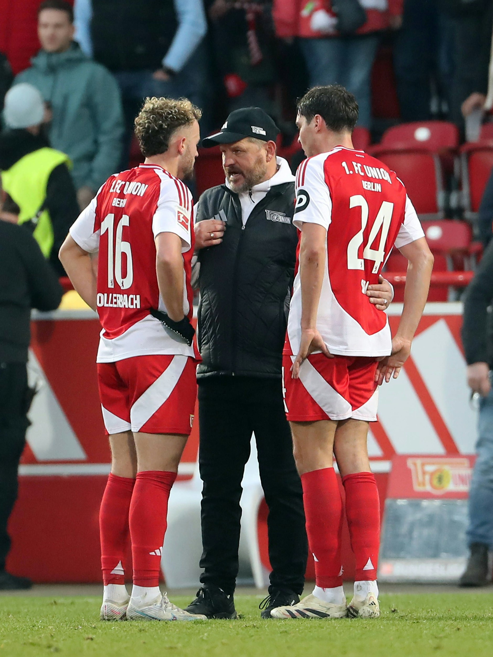 Steffen Baumgart nahm sich Hollerbach und Skov (r.) bereits in der Pause zur Brust und erinnerte Unions Matchwinner daran, dass er die Regeln macht.