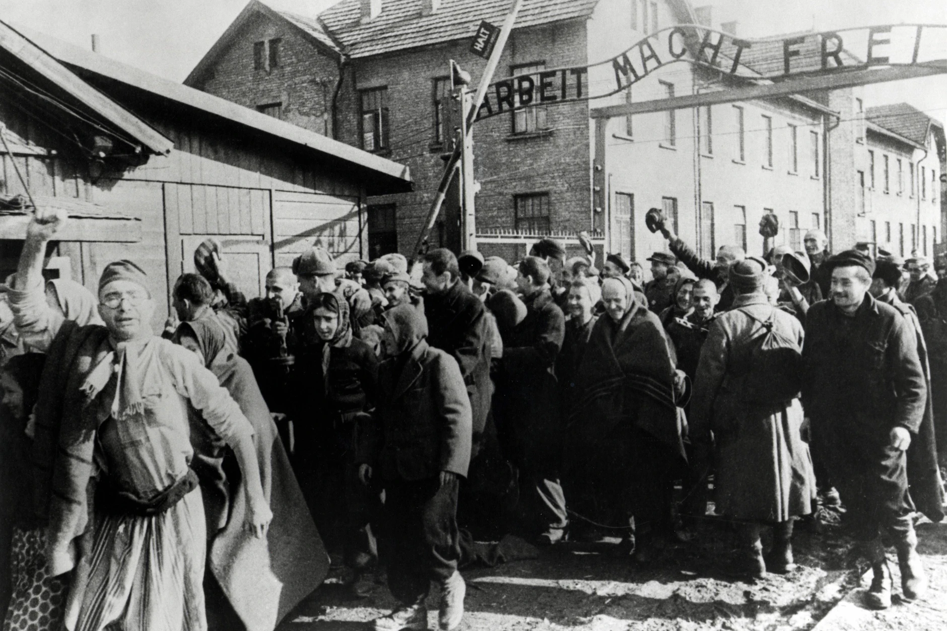 Überlebende von Auschwitz verlassen das Lager.