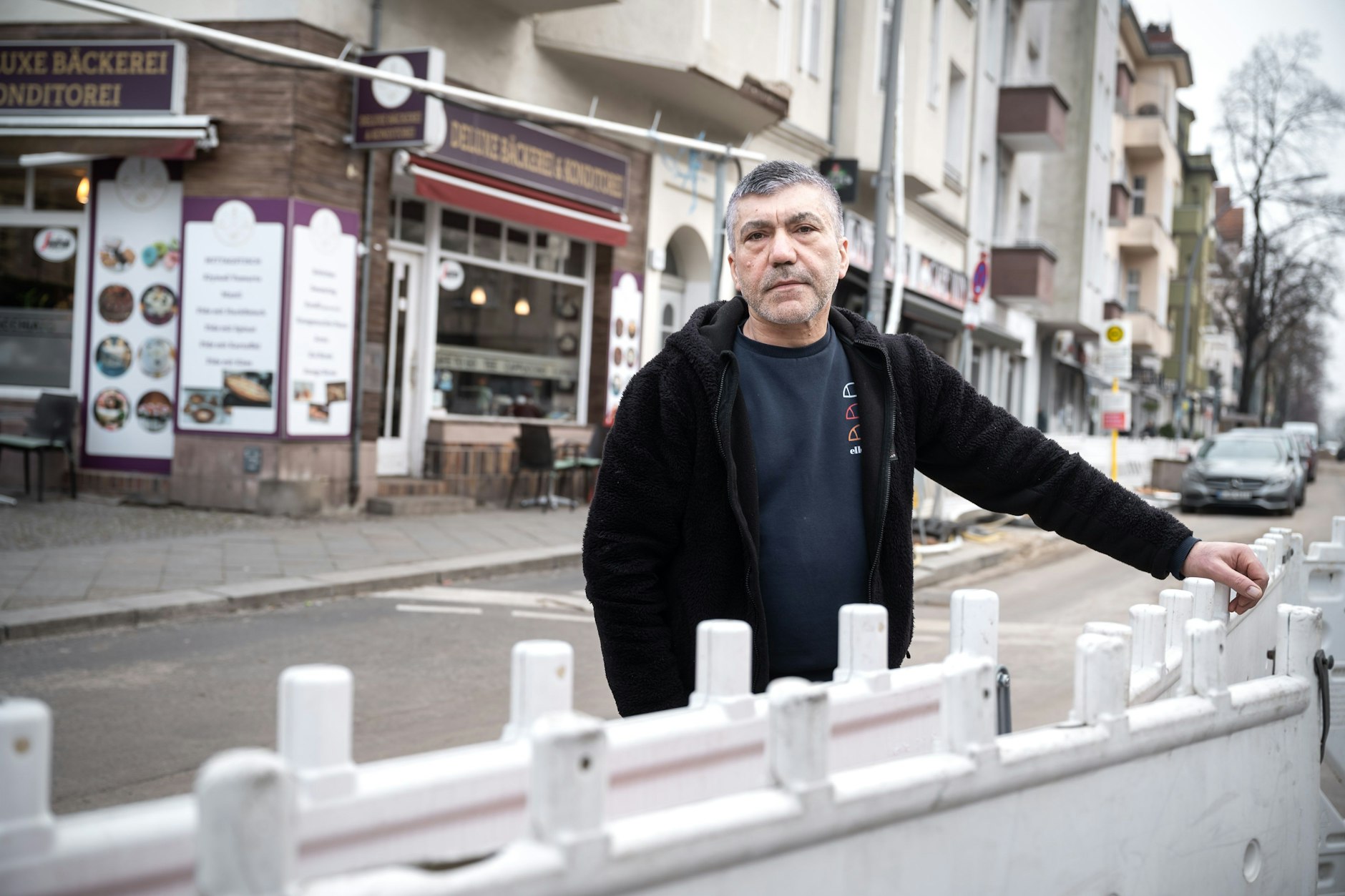 Herr Yilmaz betreibt die  Deluxe Bäckerei und Konditorei und hat erhebliche Einbußen und weniger Kunden durch die Baustelle am Hindenburgdamm.