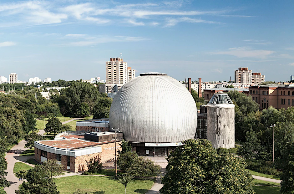 Das Zeiss-Großplanetarium am Randes des Ernst-Thälmann-Parks in Berlin: Eines der letzten DDR-Prestigebauten wurde jetzt unter Denkmalschutz gestellt.