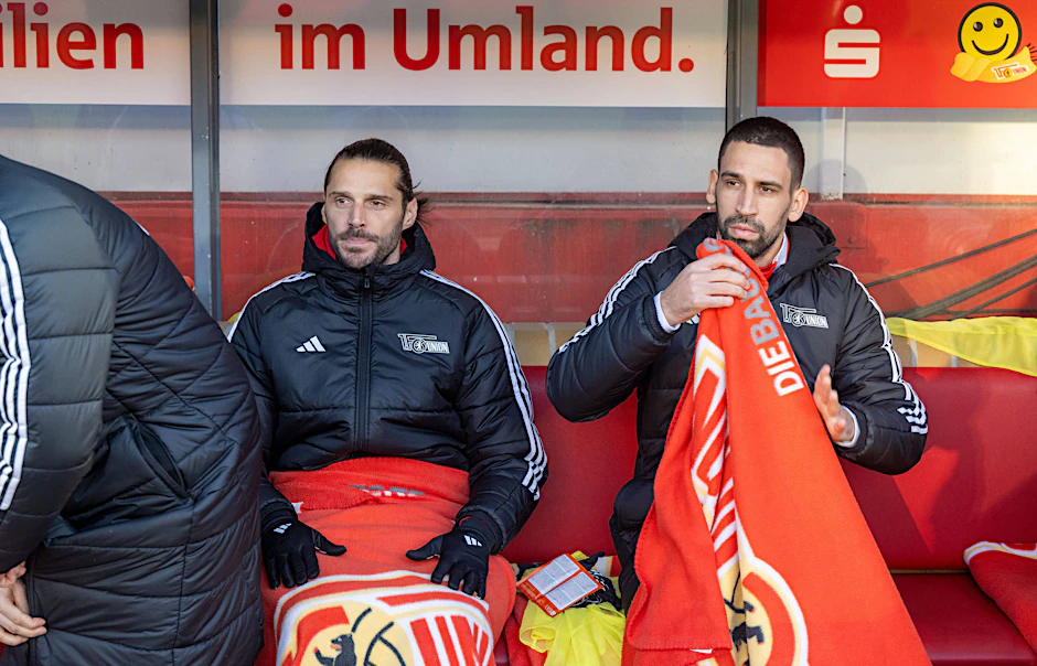 Ungewohntes Union-Bild: Kapitän Christopher Trimmel (37) und sein Stellvertreter Rani Khedira (30) sind unter Trainer Steffen Baumgart derzeit nicht erste Wahl.