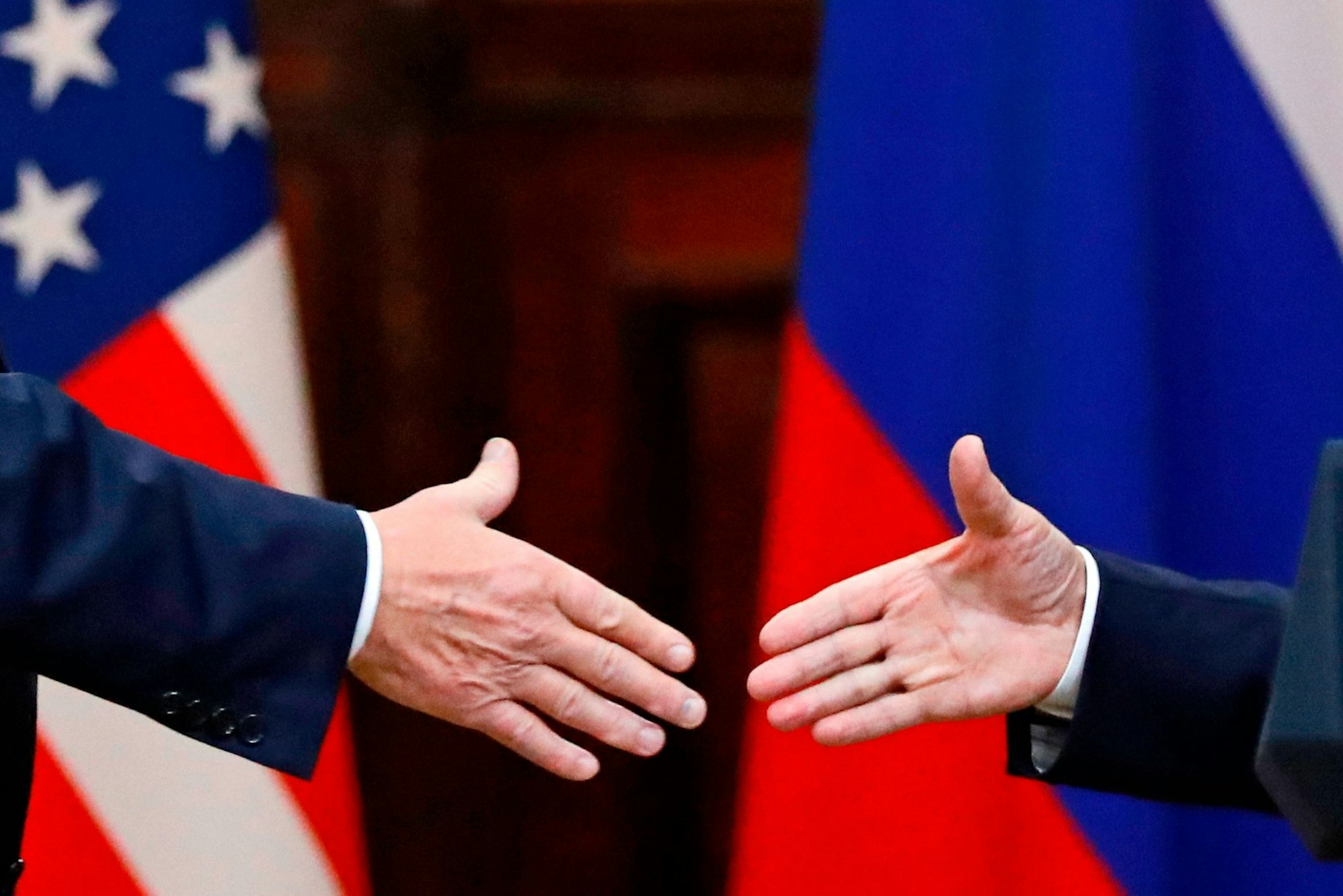 Donald Trump schüttelt dem russischen Präsidenten Wladimir Putin nach einem Treffen in Finnland die Hand.
