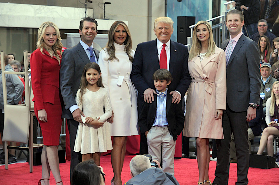 Donald Trump und Familie: Tochter Tiffany, Sohn Eric, Ehefrau Melania, Donald Trump, Tochter Ivanka und Sohn Donald Trump Jr.(v. li.). Vorn die Enkelkinder Kai und Donald Trump III., zwei der Kinder von Donald Trump Jr.&nbsp; (Archivbild vom April 2016)