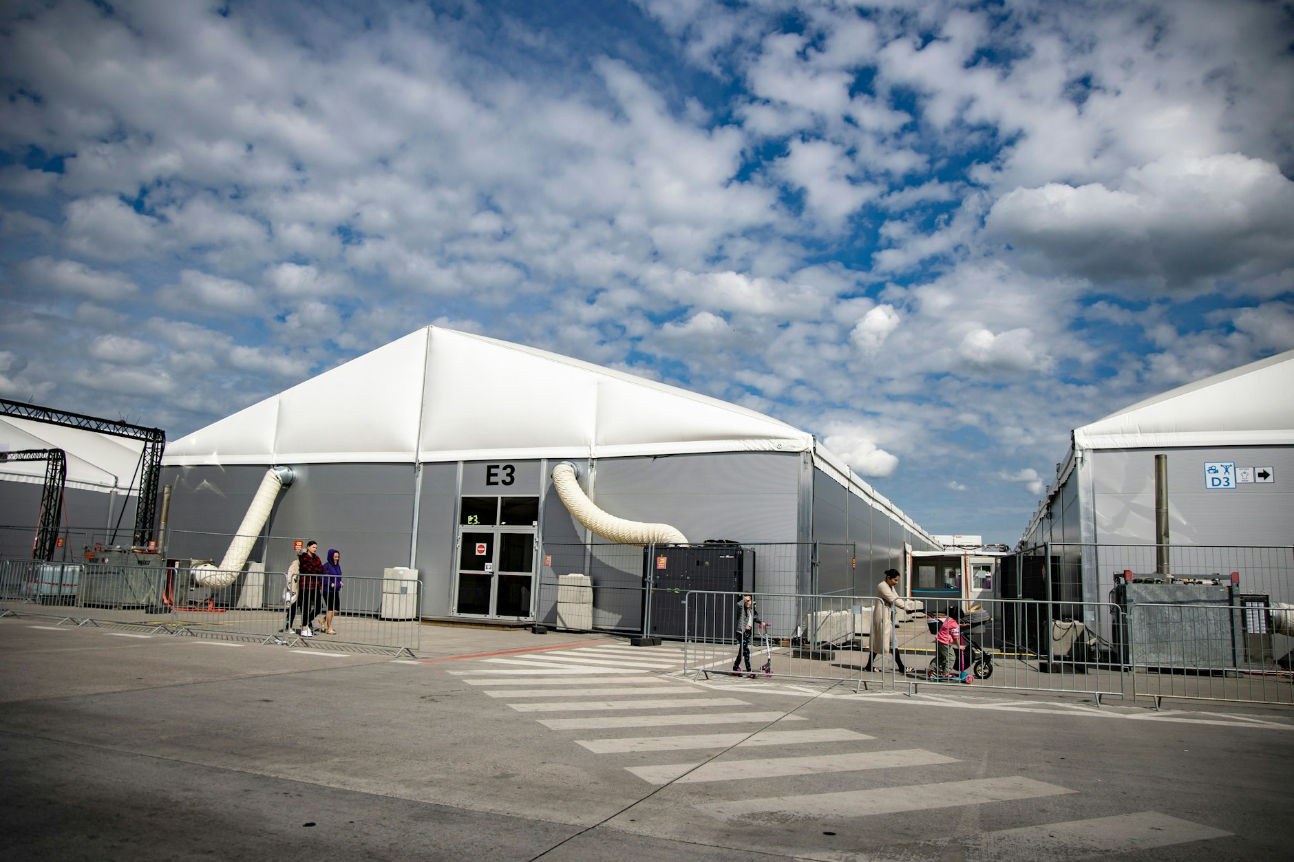 Zelte mit gemeinsamen Räumen und Schlafräumen: das Ankunftszentrum für Flüchtlinge auf dem alten Flugplatz Tegel. Die Sozialsenatorin will das Zentrum schrumpfen, unweit davon aber neue Unterkünfte für Flüchtlinge bauen.