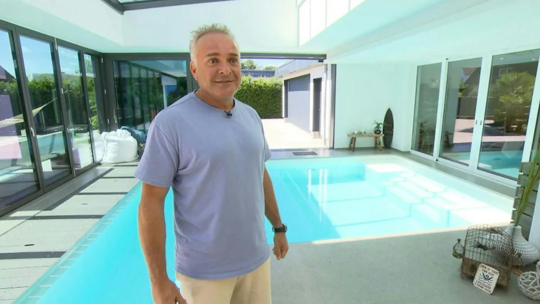 Tim Toupet gönnt sich ein Haus mit Pool. 