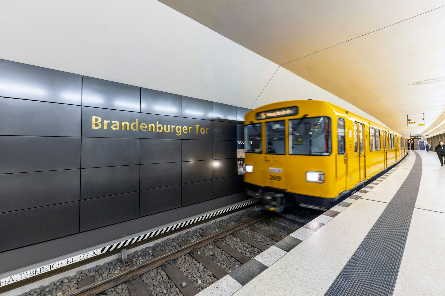 Rollstuhl von U-Bahn mitgerissen: Mann (68) stirbt! Wie konnte das nur passieren?