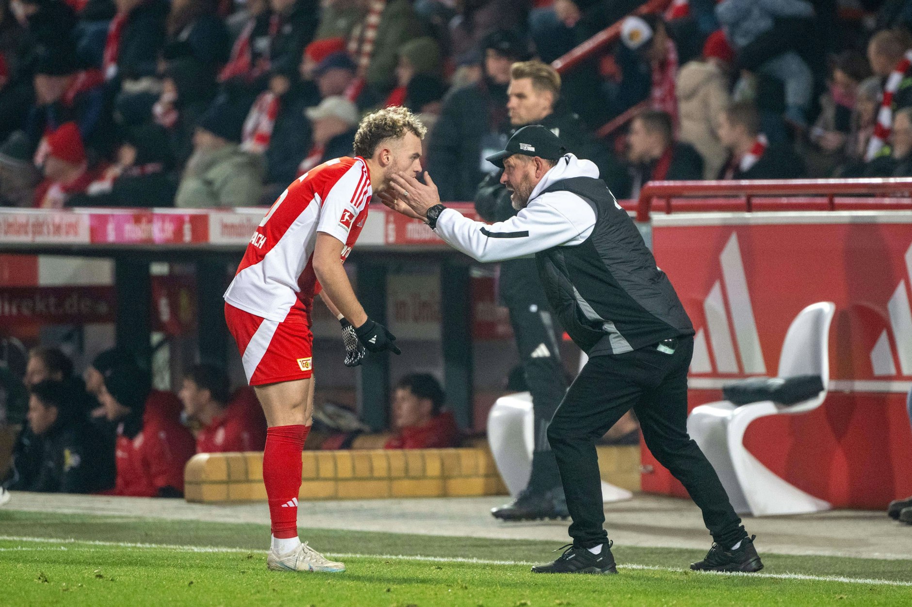 Keine Backpfeife, aber eine klare Ansage trotz seiner starken Leistung gegen Mainz: Trainer Steffen Baumgart (53) rüffelt Stürmer Benedict Hollerbach (23).