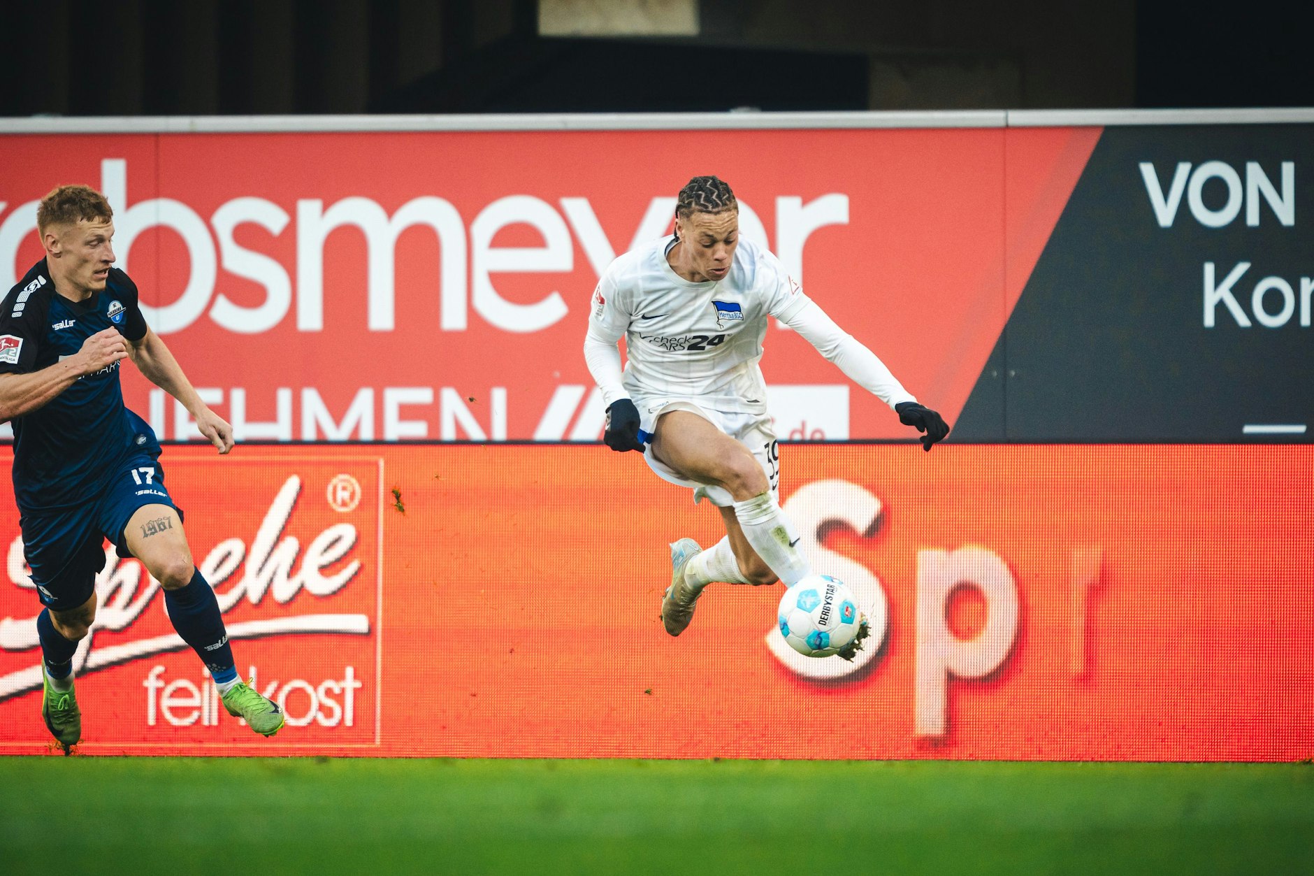 Auf und davon! Herthas Derry Scherhant wird immer besser und jetzt machte er ein Traumtor beim 2:1 in Paderborn.