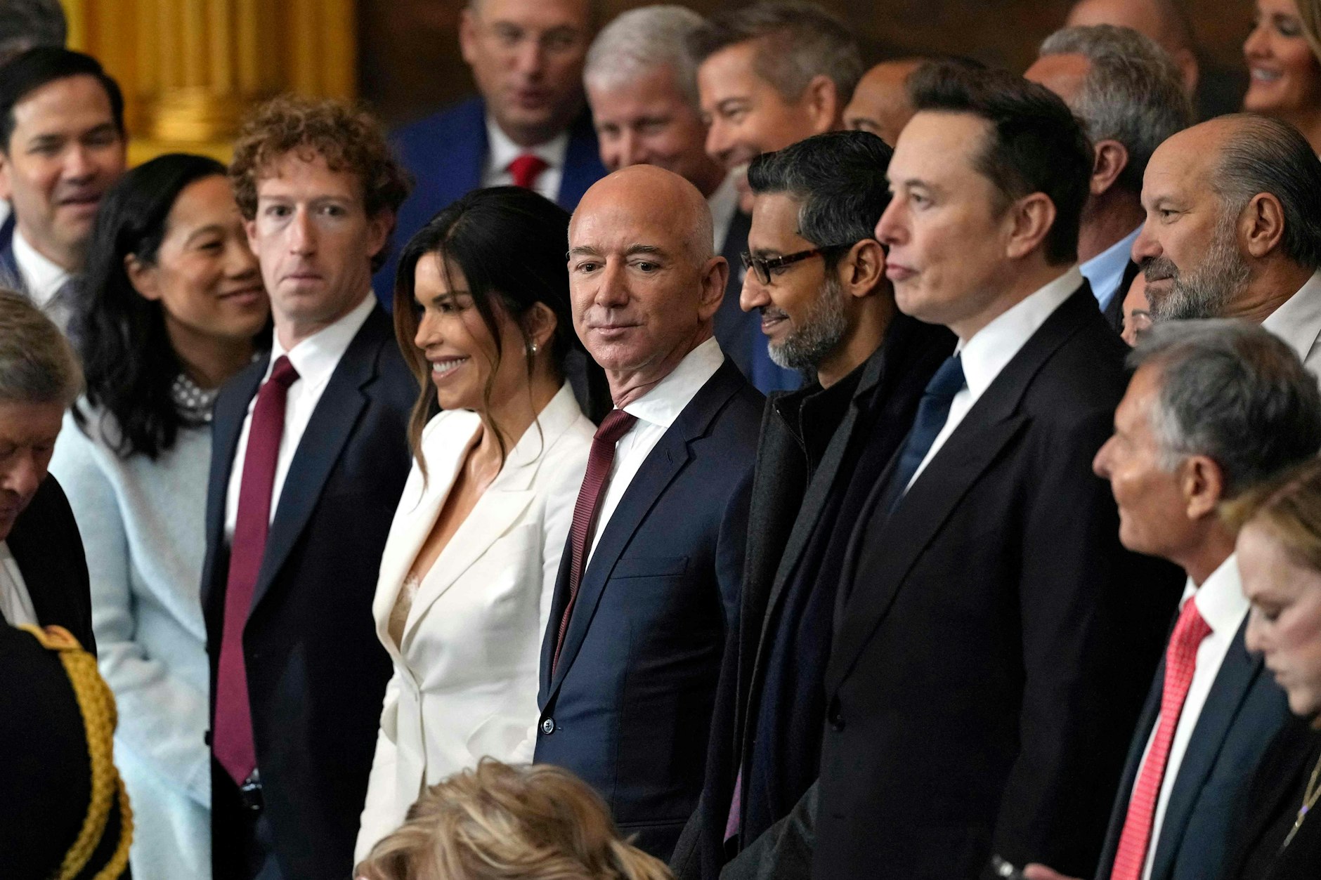 Meta-Chef Mark Zuckerberg, Lauren Sanchez, Amazon-Chef Jeff Bezos, Google-CEO Sundar Pichai und Elon Musk warten auf den Beginn von Donald Trumps Vereidigung.