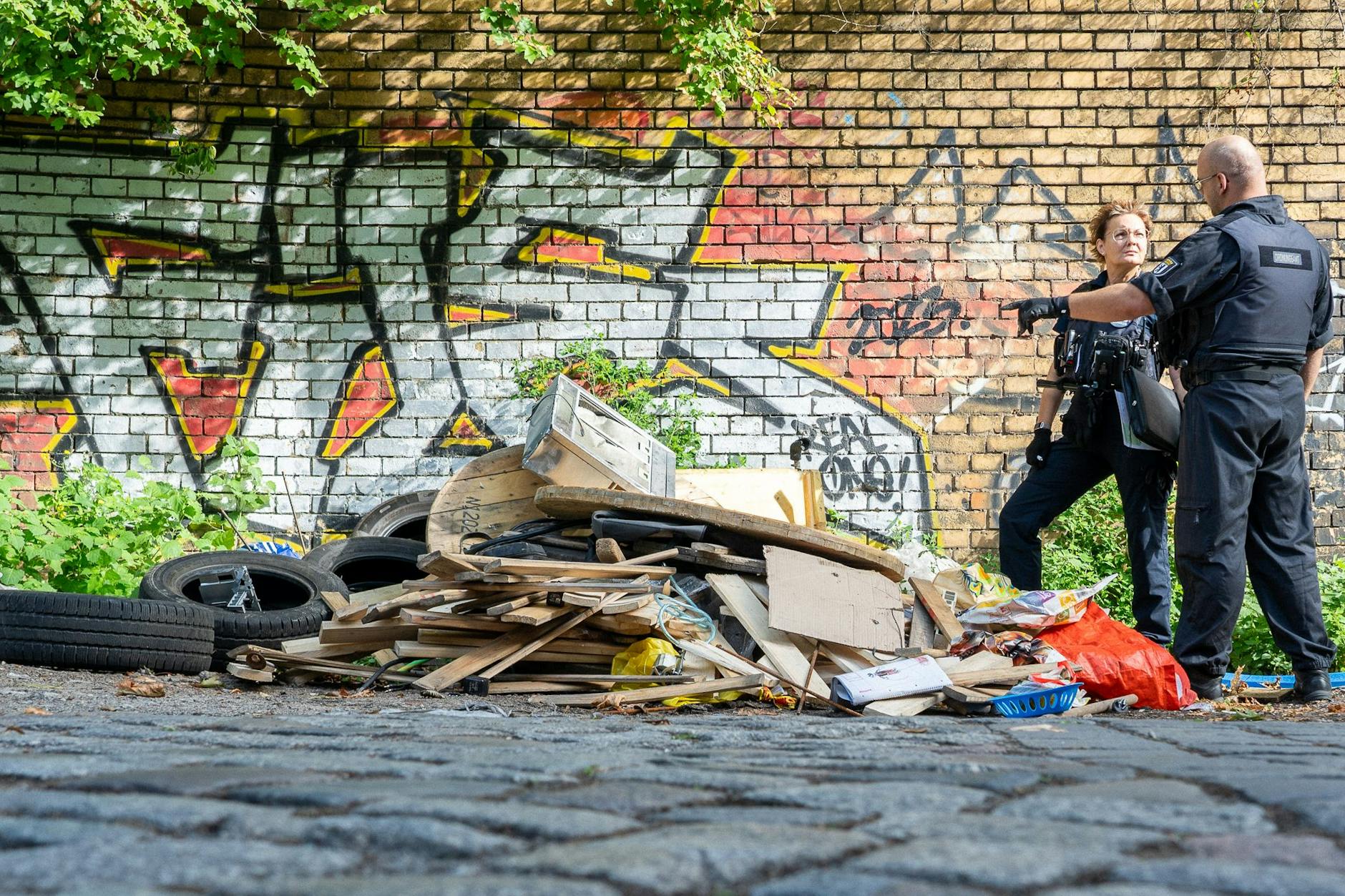 Die Müllermittler des Bezirksamts Neukölln haben eine illegale Mülldeponie entdeckt.