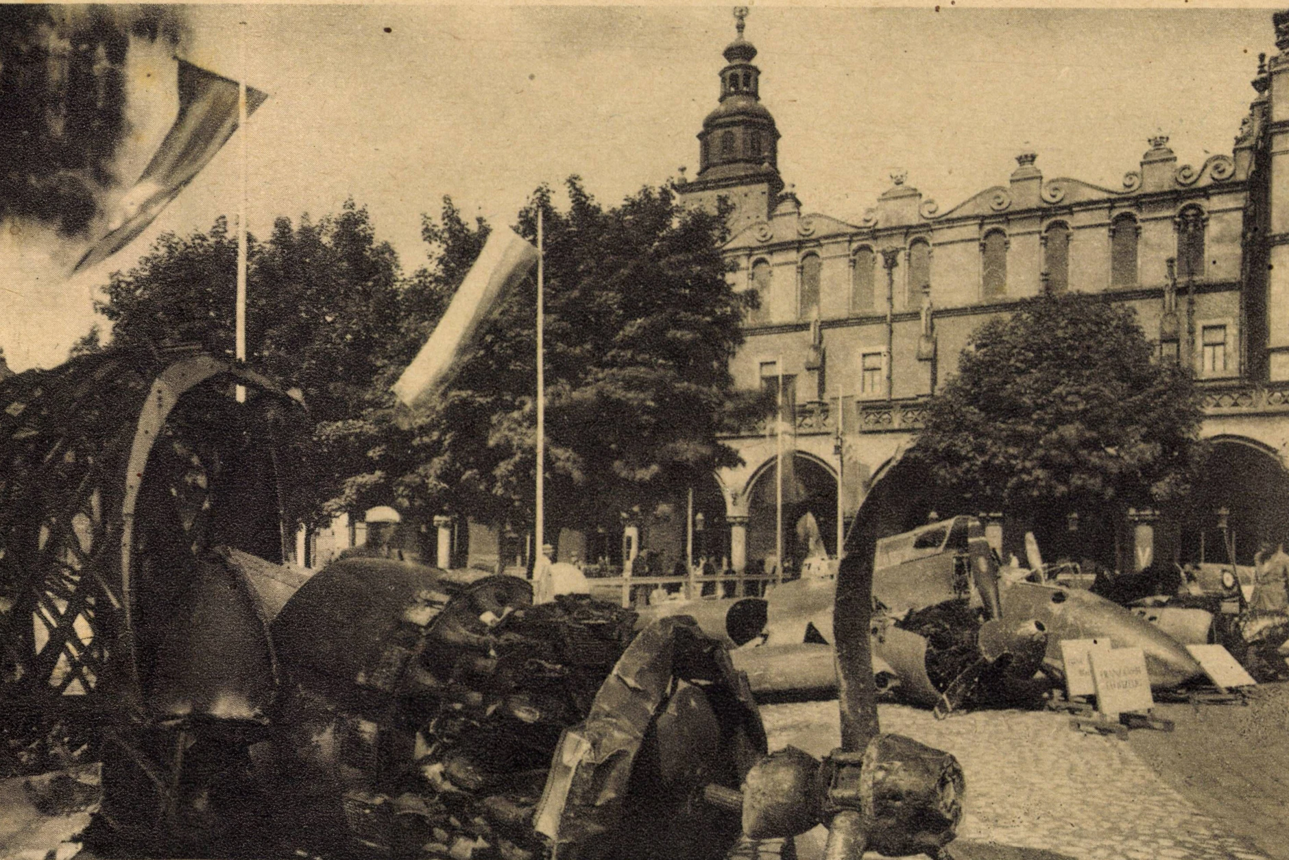 Wehrmachtsausstellung zerstörter Flugzeuge in Krakau, 1942. Hier war während des Zweiten Weltkrieges auch das Zentrum des OUN.
