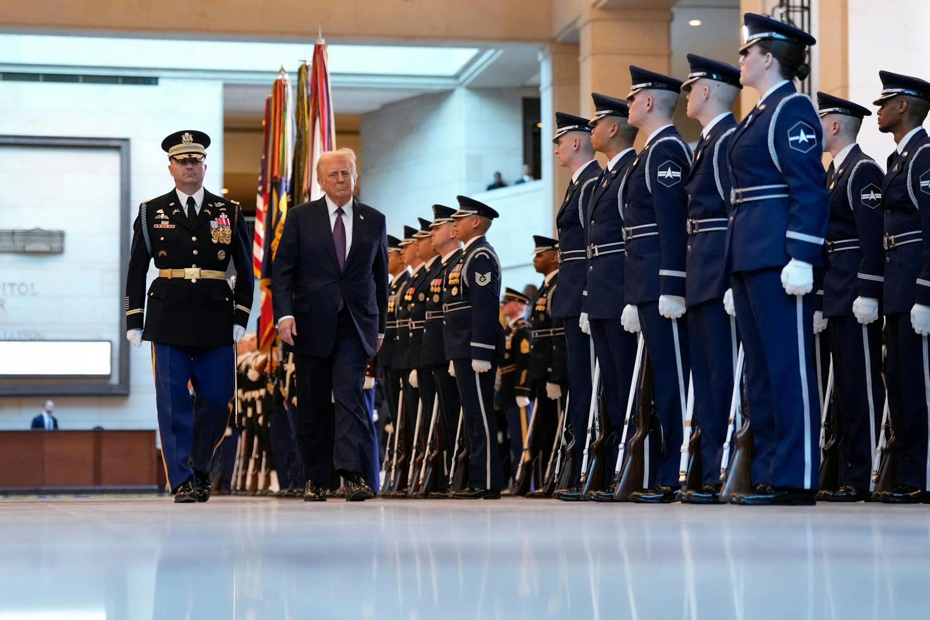 US-Präsident Donald Trump nimmt während seiner Amtseinführungszeremonie in der Emancipation Hall des US-Kapitols in Washington die Truppen in Augenschein.