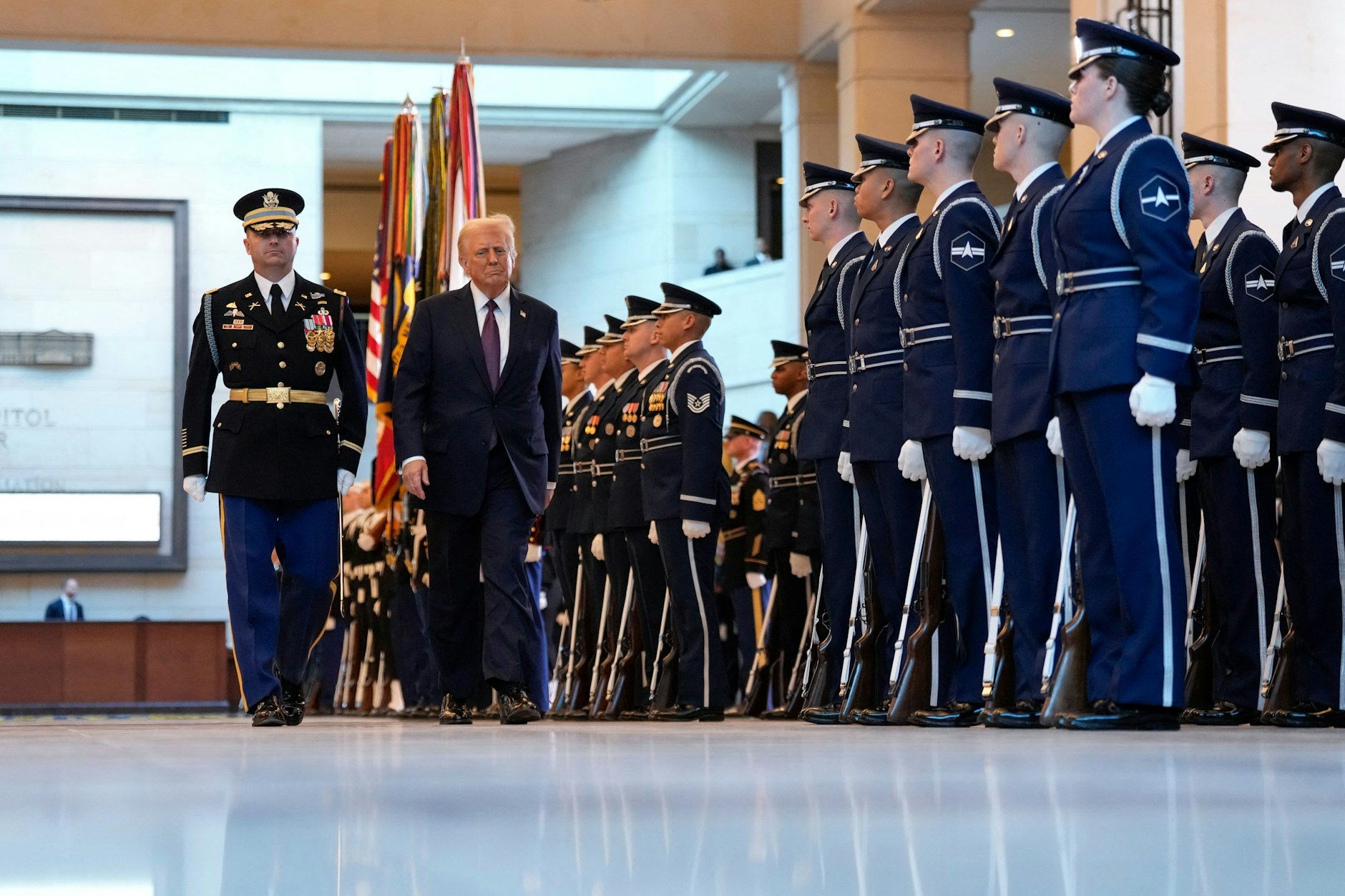 US-Präsident Donald Trump nimmt während seiner Amtseinführungszeremonie in der Emancipation Hall des US-Kapitols in Washington die Truppen in Augenschein.