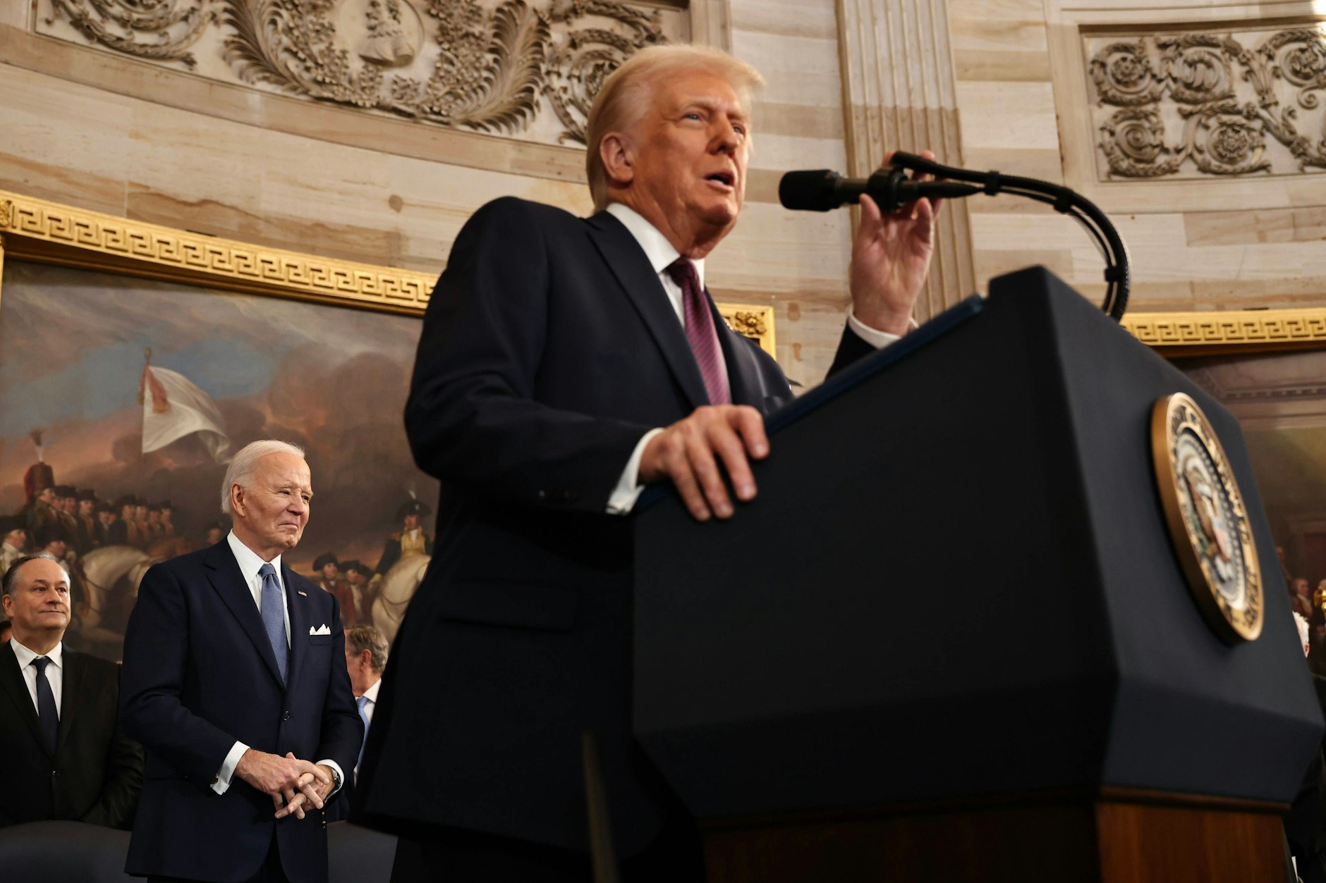 Präsident Donald Trump spricht nach der Vereidigung zum 47. Präsidenten der Vereinigten Staaten in der Rotunde des Kapitols in Washington, DC.