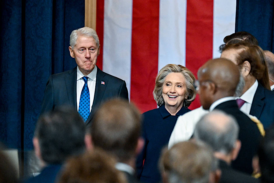 Hillary nahm mit ihrem Mann, dem Ex-Präsidenten Bill Clinton, an der Amtseinführung teil.